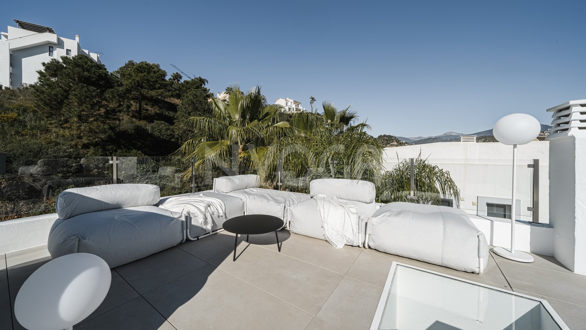 Precioso ático con vistas panorámicas al mar en La Quinta, Benahavís