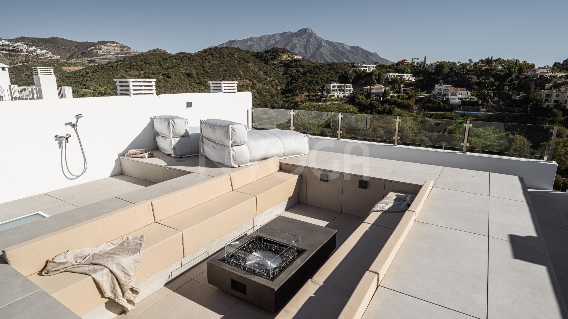 Precioso ático con vistas panorámicas al mar en La Quinta, Benahavís