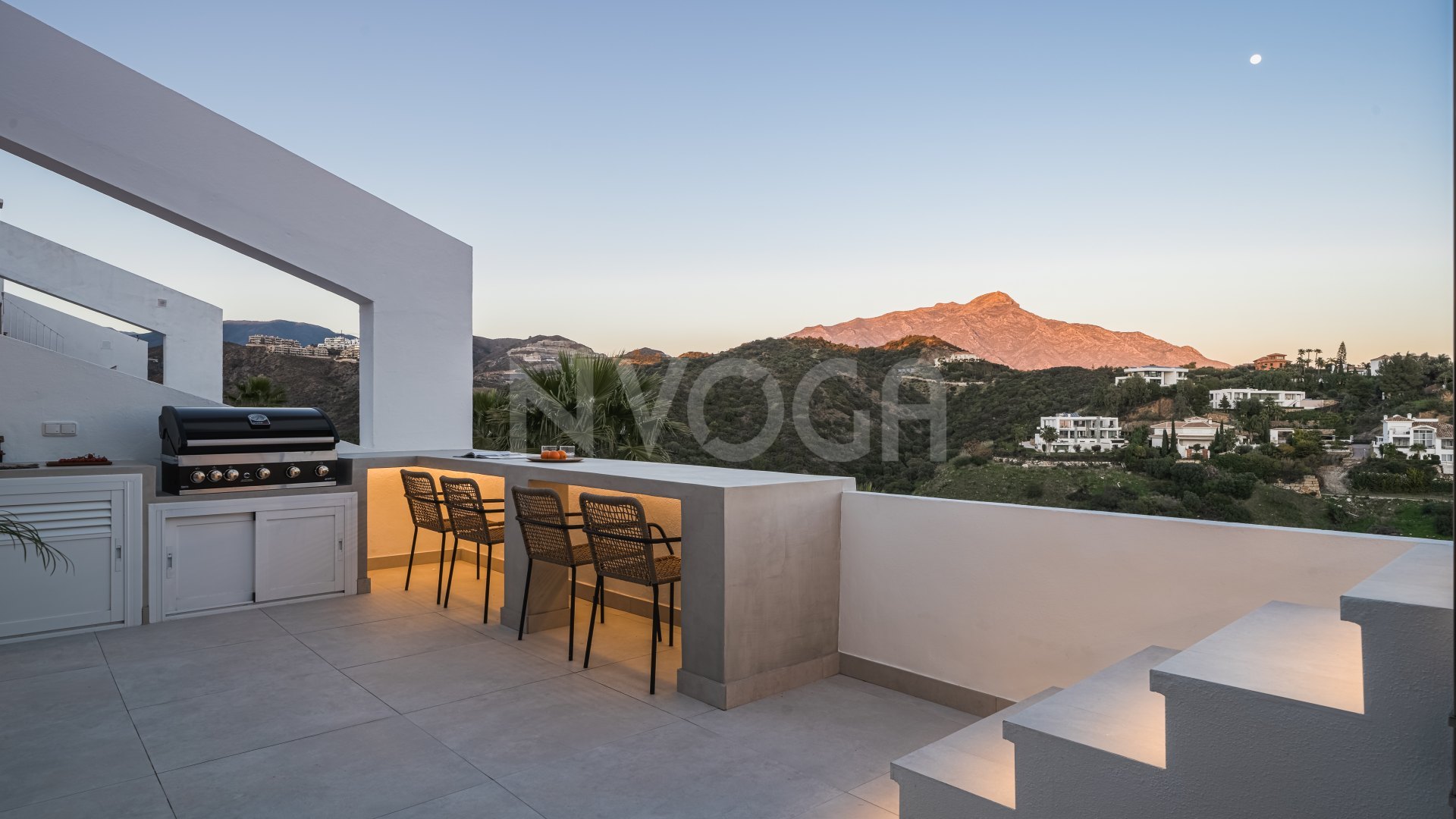 Precioso ático con vistas panorámicas al mar en La Quinta, Benahavís