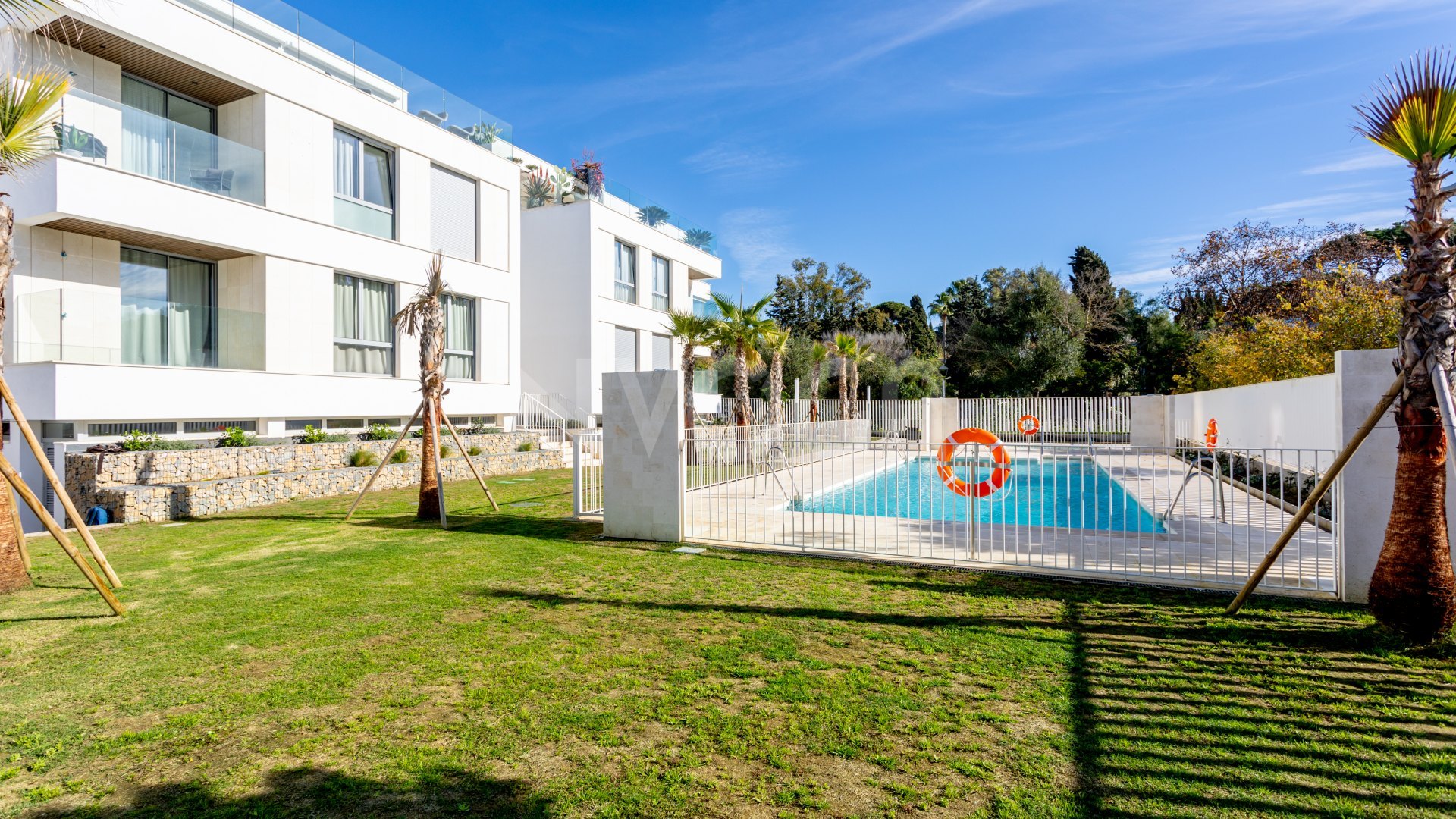A un paso del mar en Elviria Playa, apartamento en Planta Baja en Residencial Estrella del Mar, Marbella