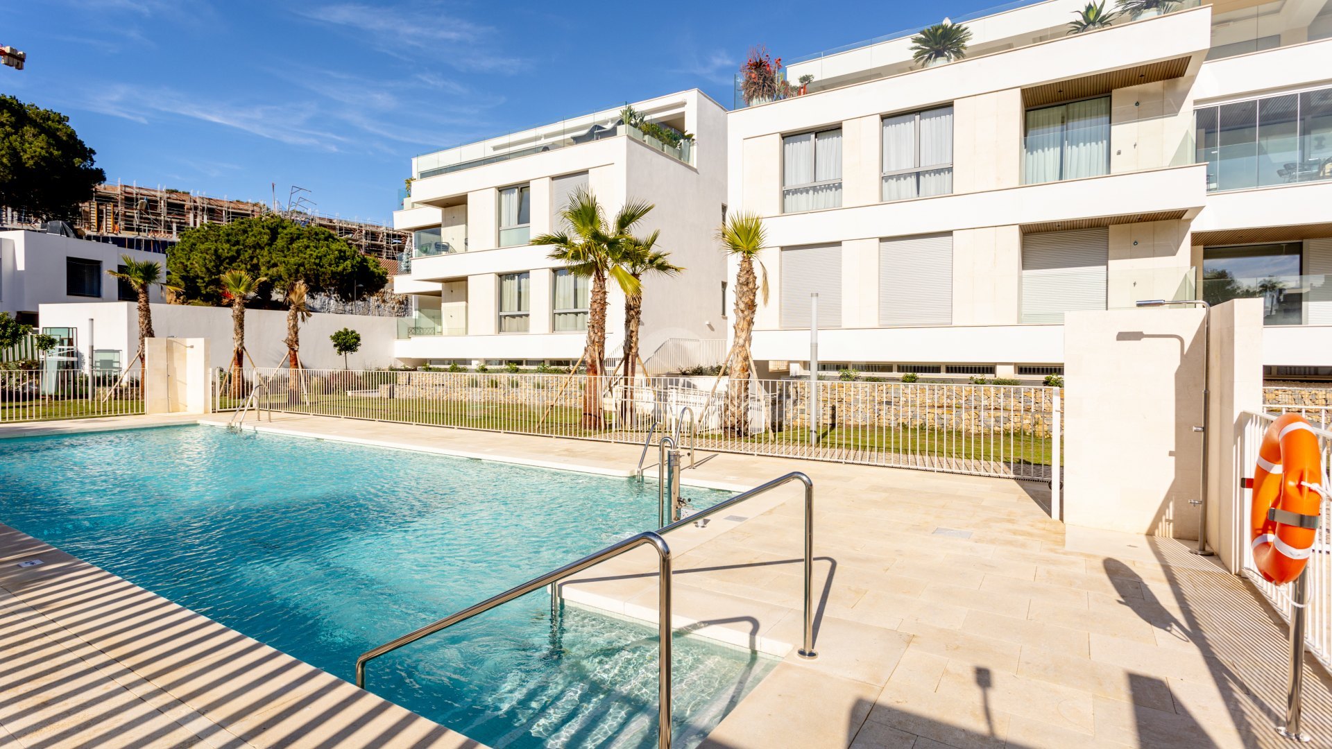 A un paso del mar en Elviria Playa, apartamento en Planta Baja en Residencial Estrella del Mar, Marbella