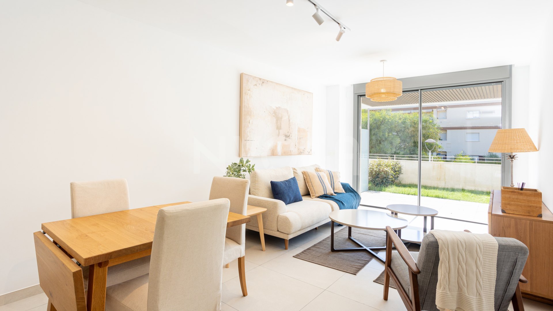 A un paso del mar en Elviria Playa, apartamento en Planta Baja en Residencial Estrella del Mar, Marbella