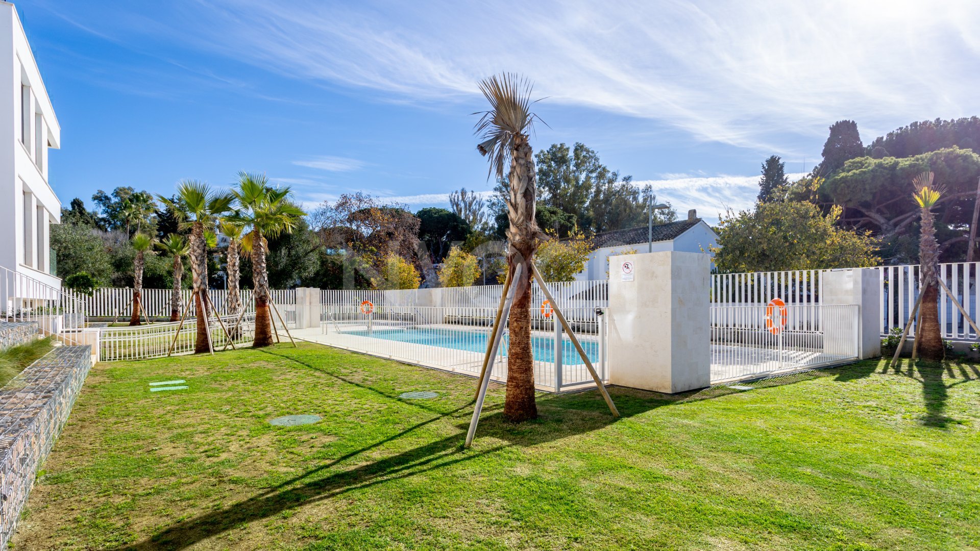 A un paso del mar en Elviria Playa, apartamento en Planta Baja en Residencial Estrella del Mar, Marbella