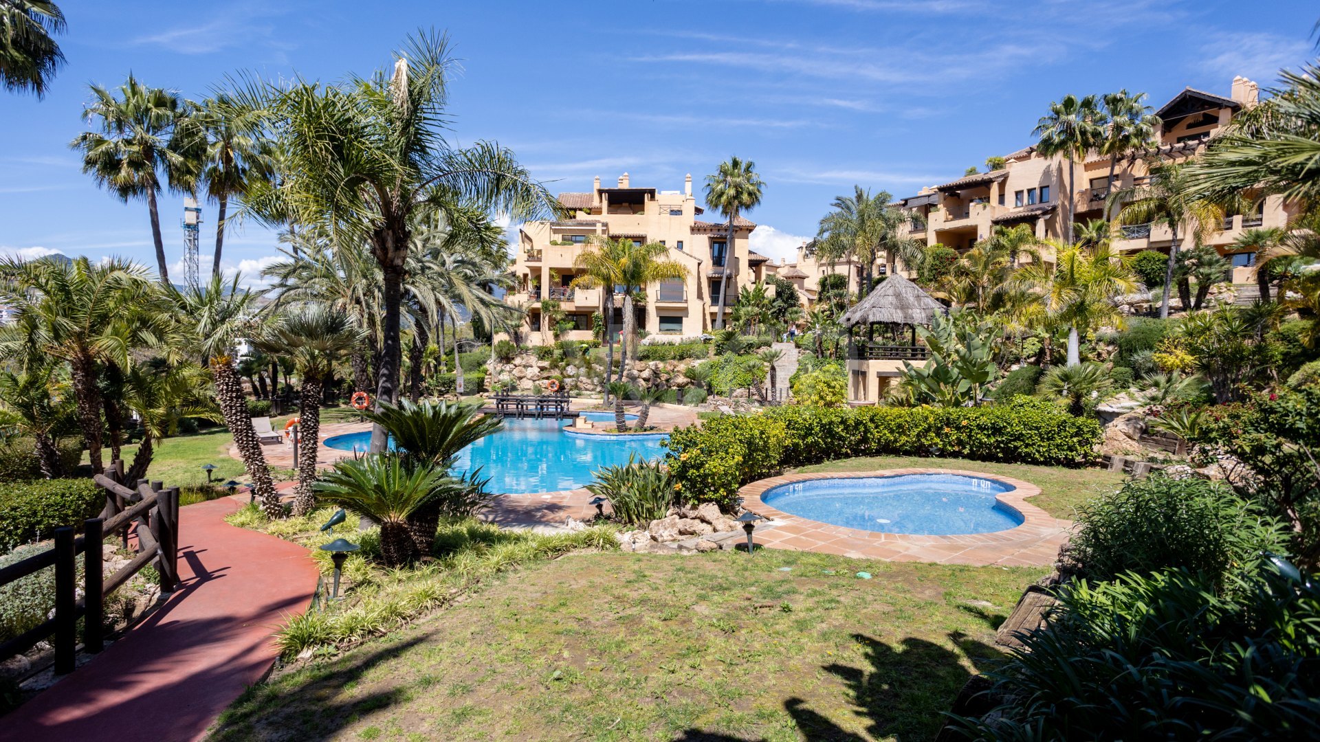 Exclusivo apartamento de larga temporada en El Campanario, Estepona – Lujo, comodidad y seguridad