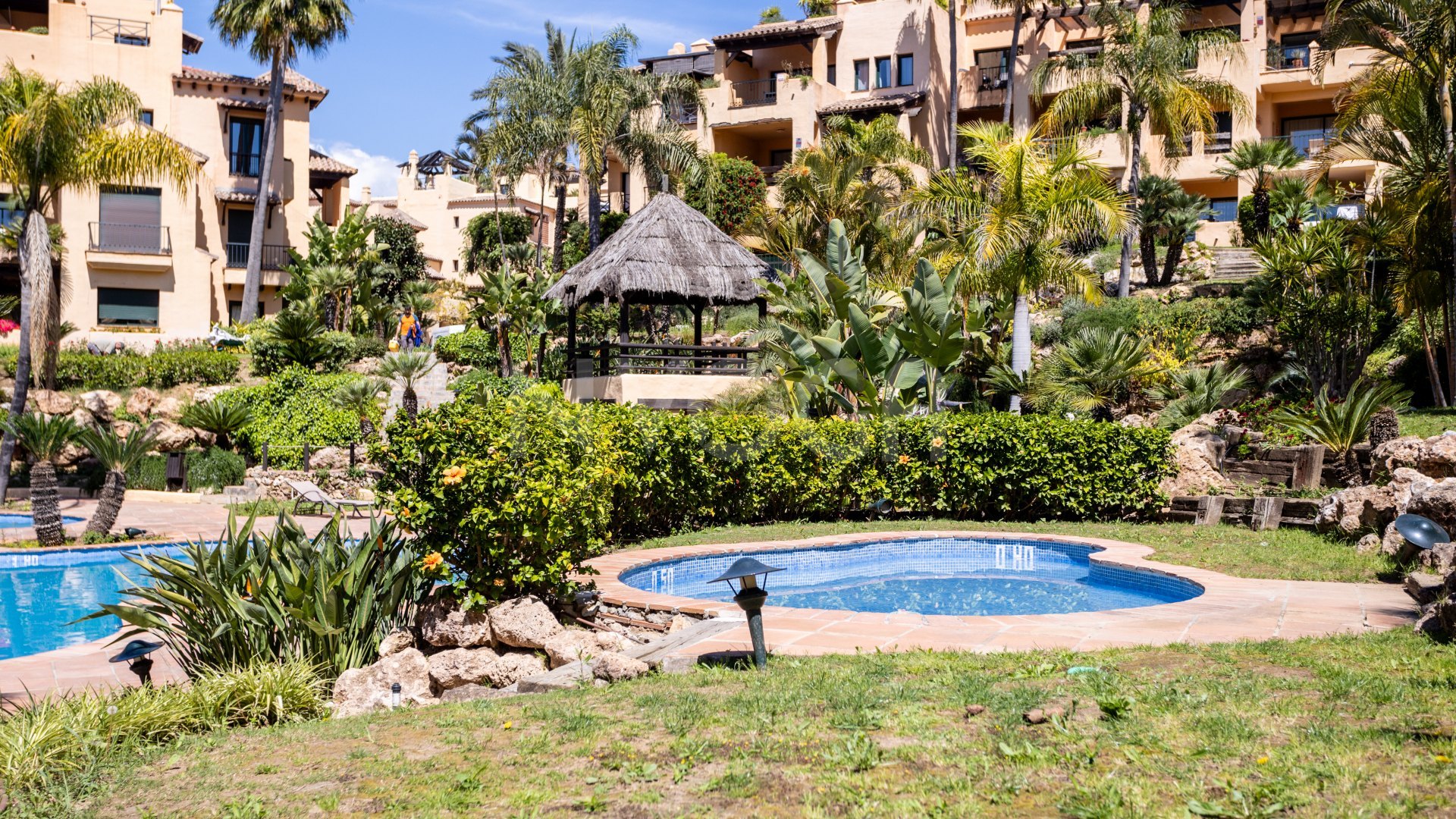 Exclusivo apartamento de larga temporada en El Campanario, Estepona – Lujo, comodidad y seguridad