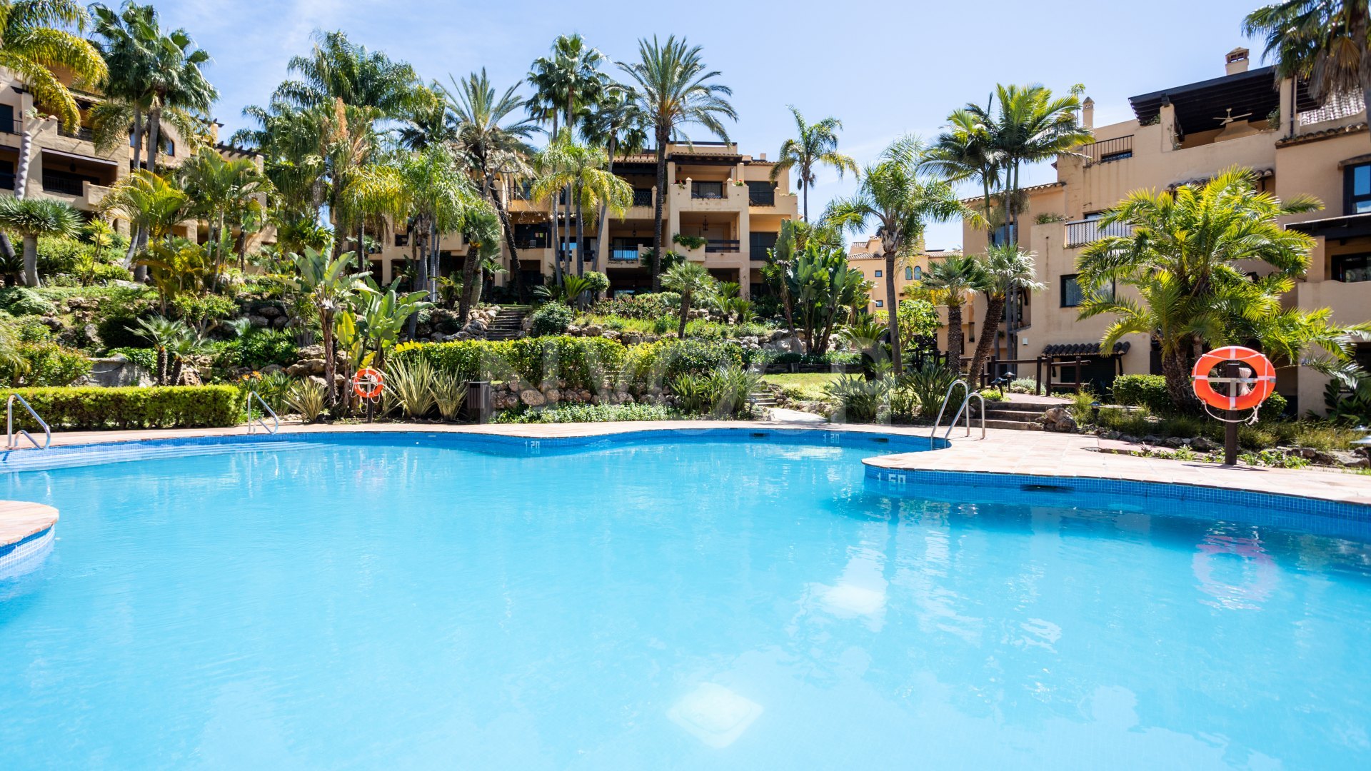 Exclusivo apartamento de larga temporada en El Campanario, Estepona – Lujo, comodidad y seguridad