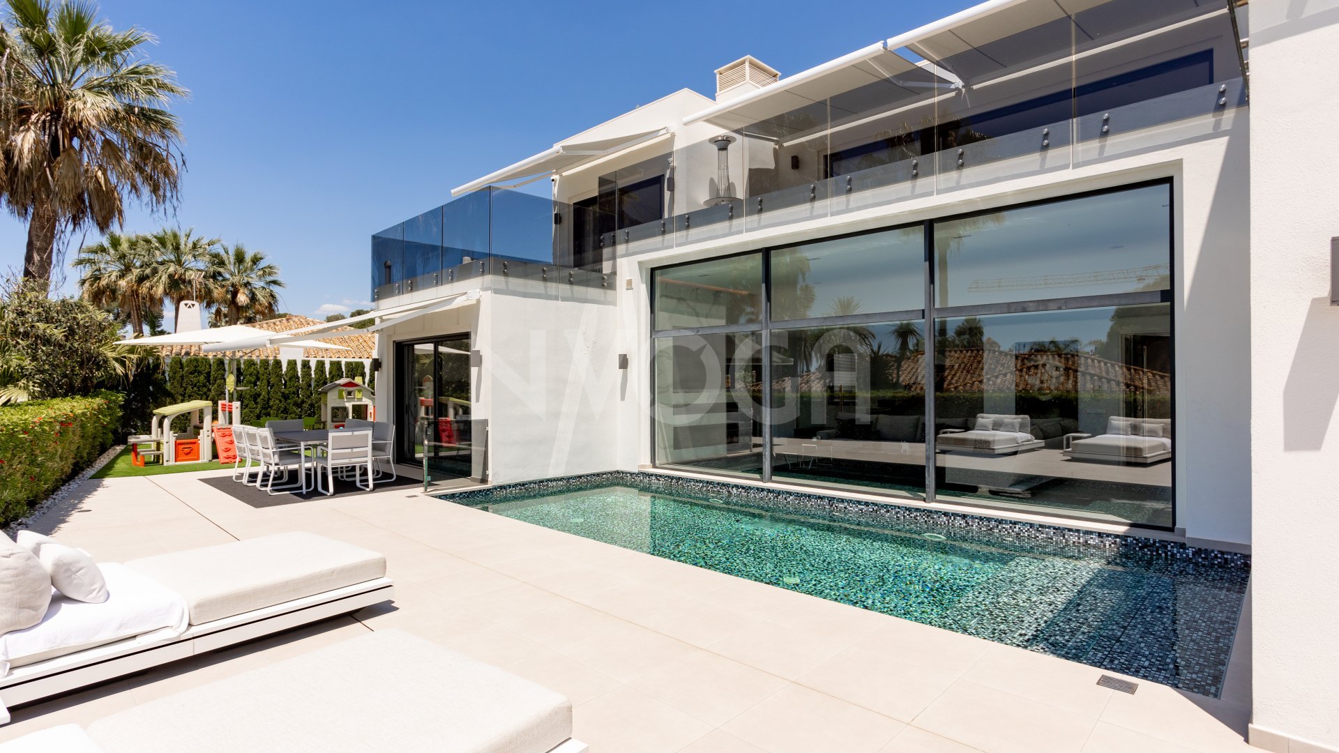 Spectacular villa with sea views located in Los Monteros, one of the most exclusive areas of Marbella.