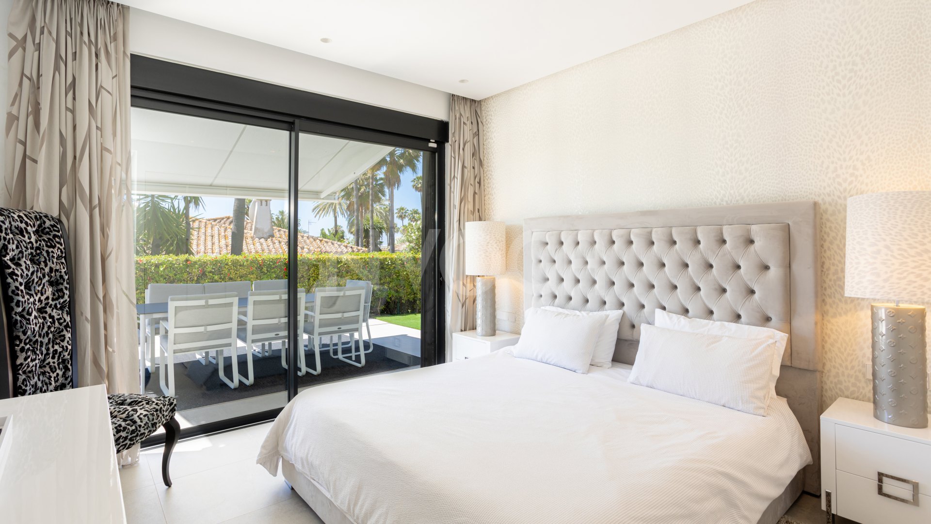 Spectacular villa with sea views located in Los Monteros, one of the most exclusive areas of Marbella.