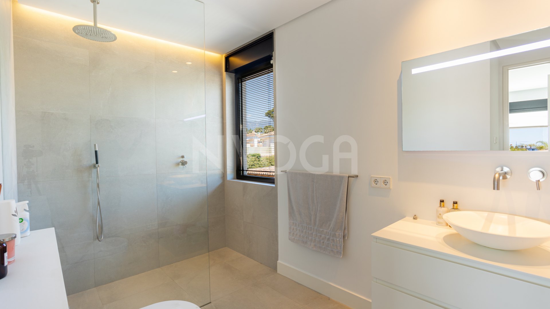 Spectacular villa with sea views located in Los Monteros, one of the most exclusive areas of Marbella.