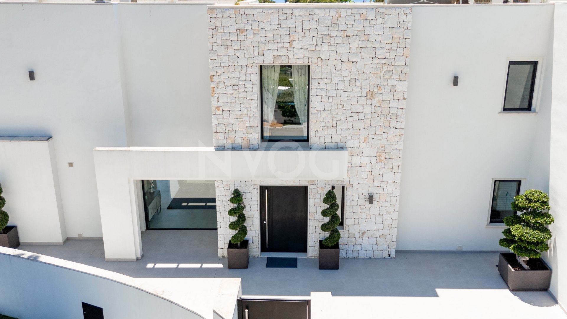 Spectacular villa with sea views located in Los Monteros, one of the most exclusive areas of Marbella.