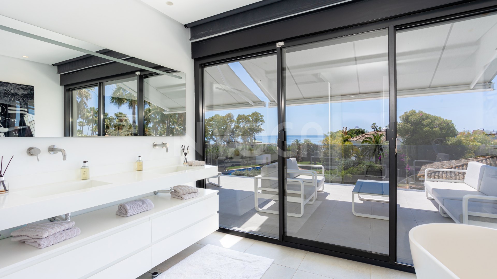 Spectacular villa with sea views located in Los Monteros, one of the most exclusive areas of Marbella.