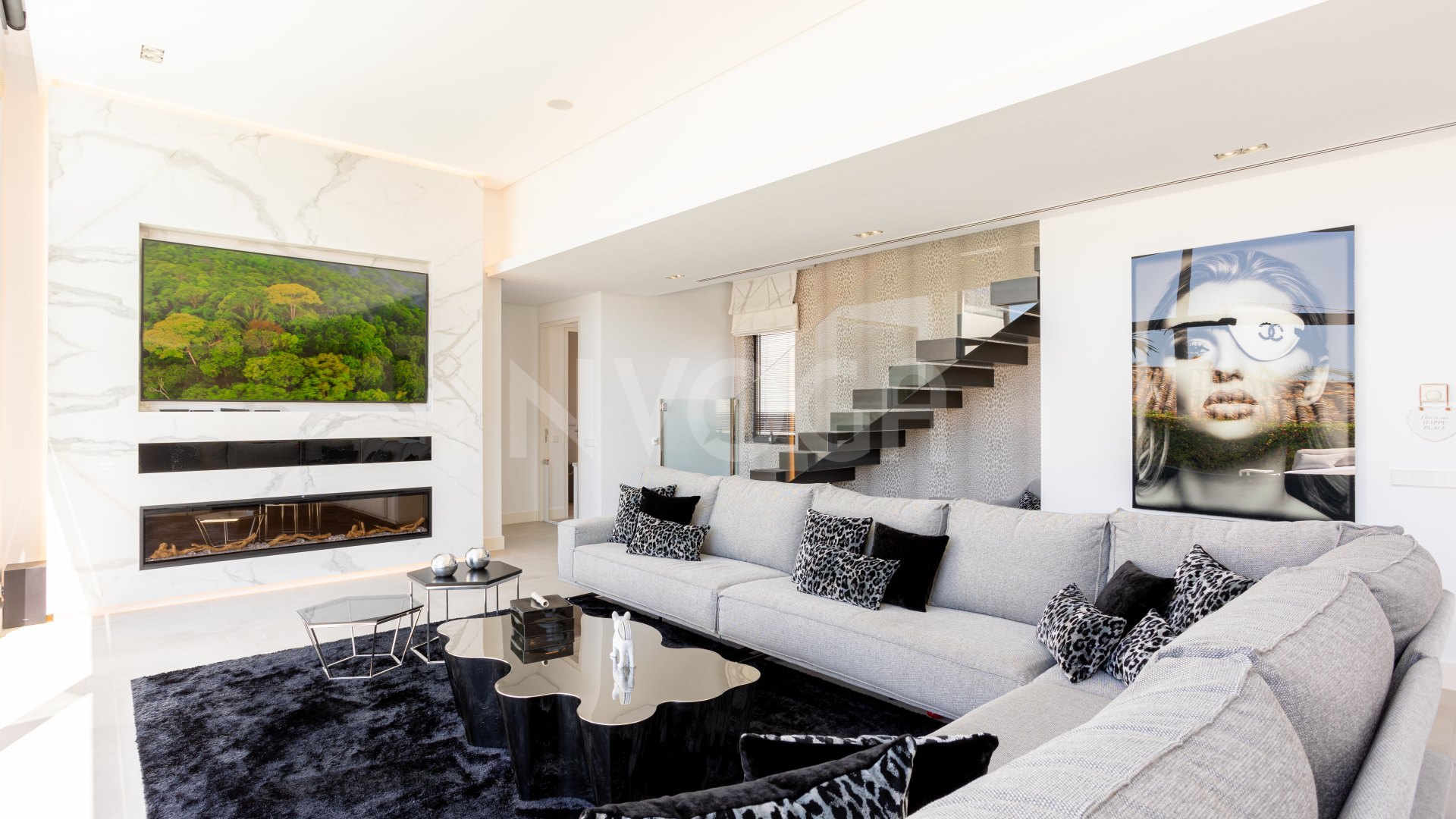 Spectacular villa with sea views located in Los Monteros, one of the most exclusive areas of Marbella.