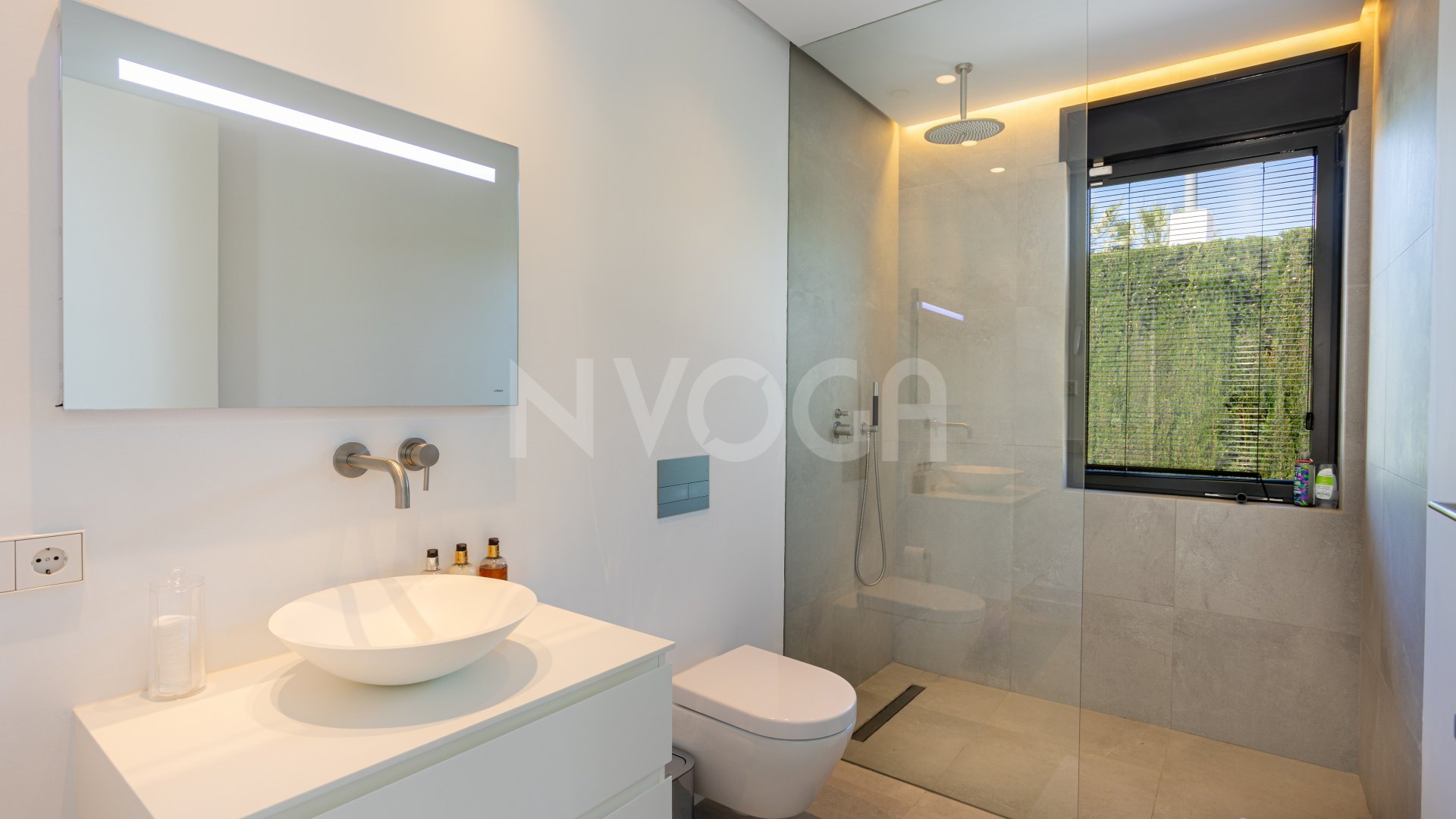 Spectacular villa with sea views located in Los Monteros, one of the most exclusive areas of Marbella.