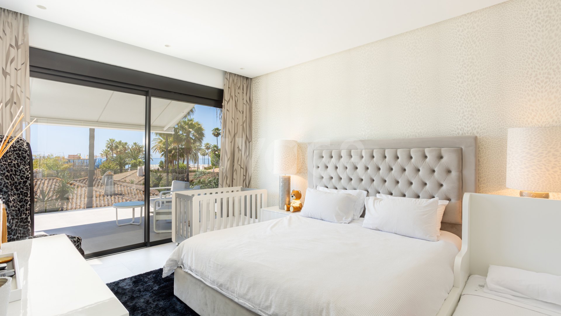 Spectacular villa with sea views located in Los Monteros, one of the most exclusive areas of Marbella.