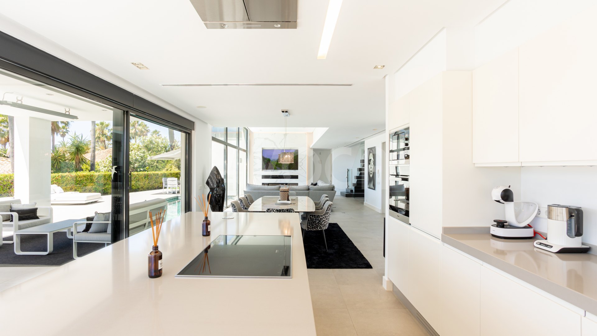 Spectacular villa with sea views located in Los Monteros, one of the most exclusive areas of Marbella.