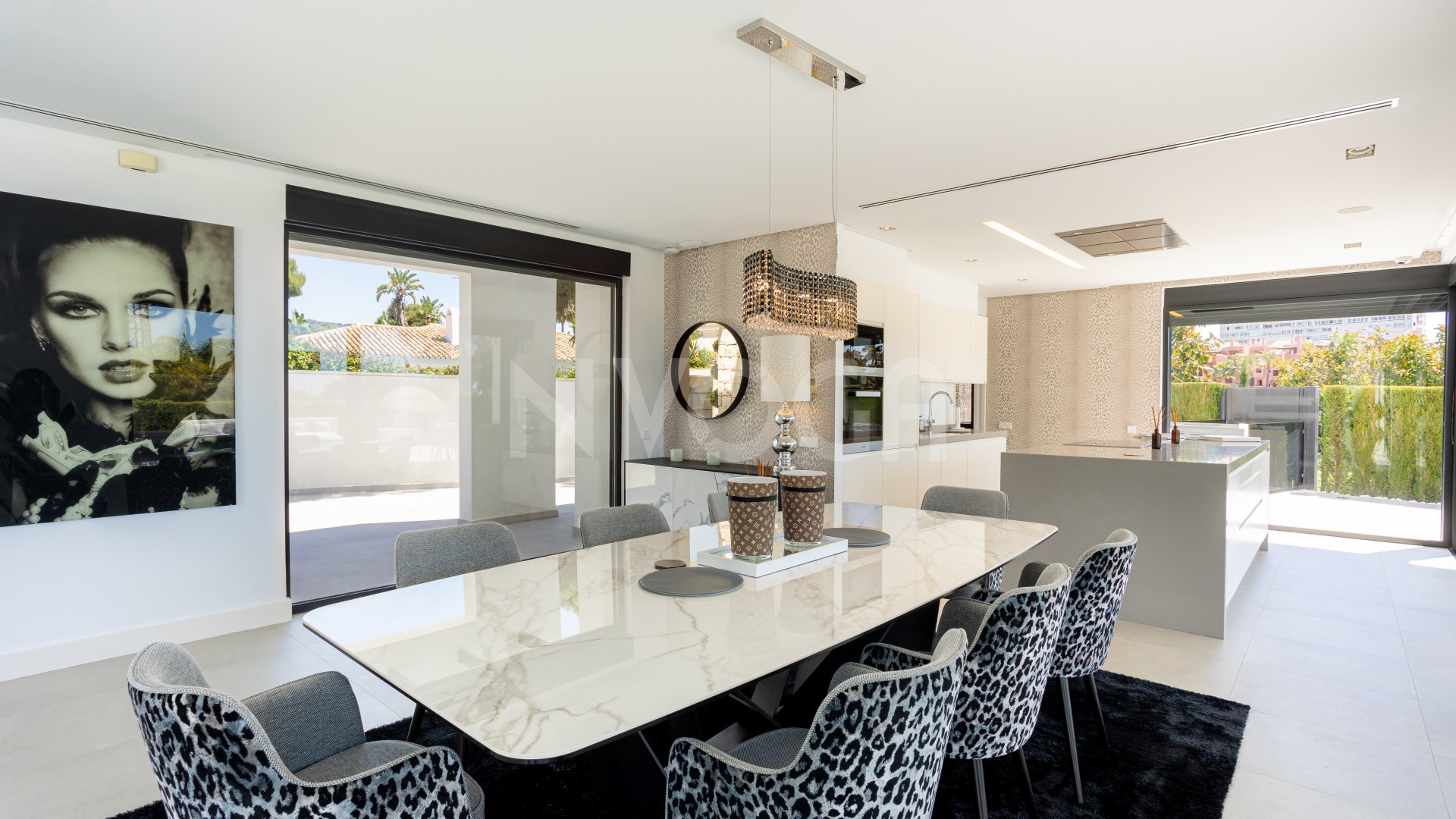 Spectacular villa with sea views located in Los Monteros, one of the most exclusive areas of Marbella.
