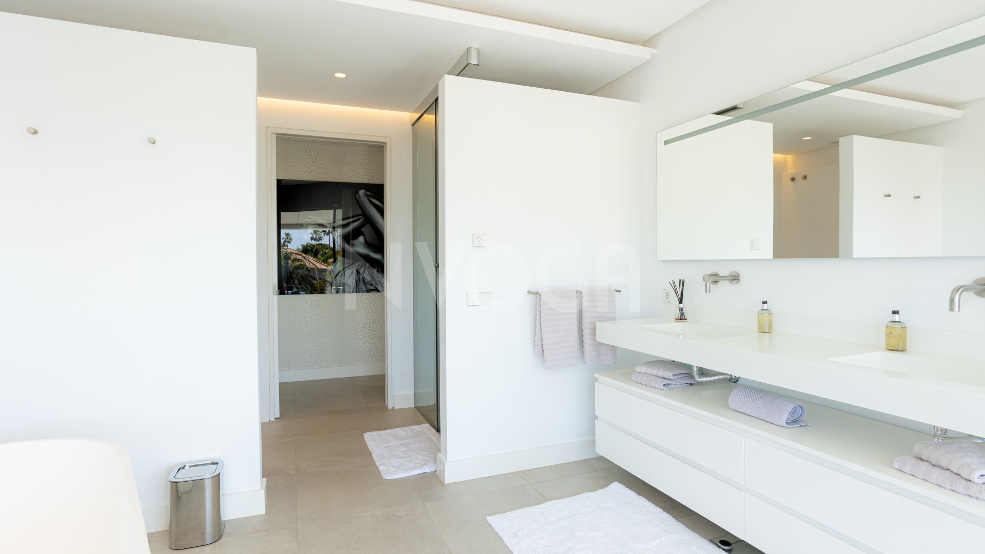 Spectacular villa with sea views located in Los Monteros, one of the most exclusive areas of Marbella.