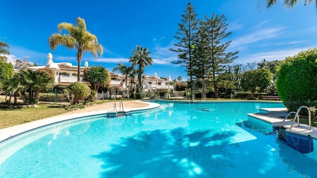 Fantástica casa adosada a 5 minutos andando del mar en Bahía de Marbella, Marbella Este