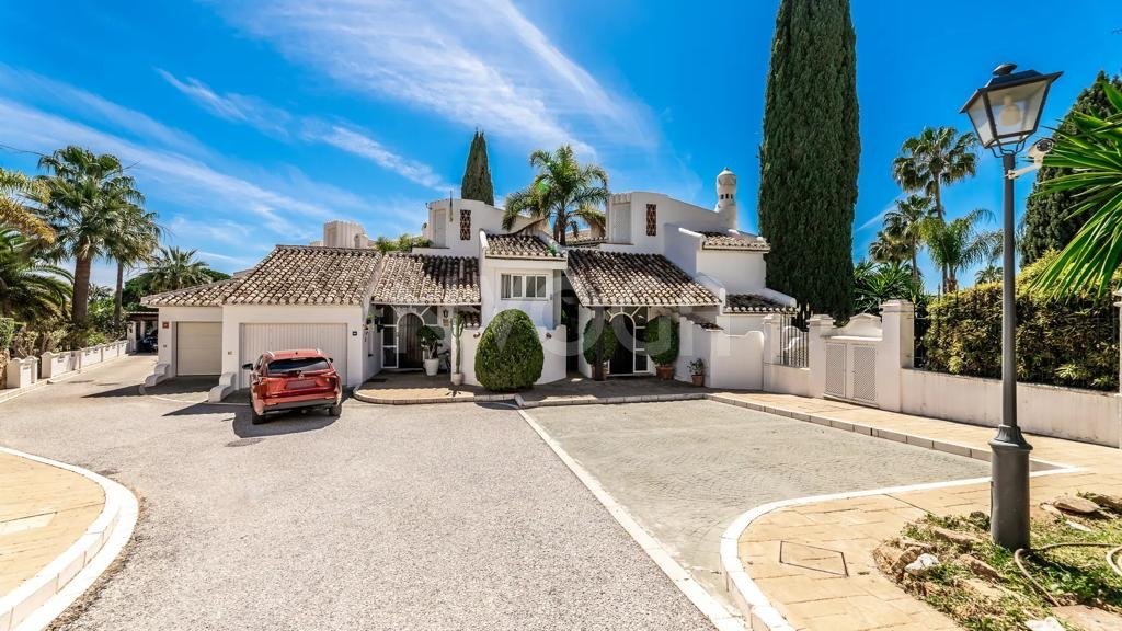 Fantástica casa adosada a 5 minutos andando del mar en Bahía de Marbella, Marbella Este