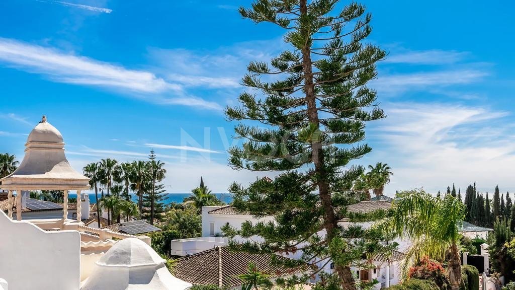 Fantástica casa adosada a 5 minutos andando del mar en Bahía de Marbella, Marbella Este