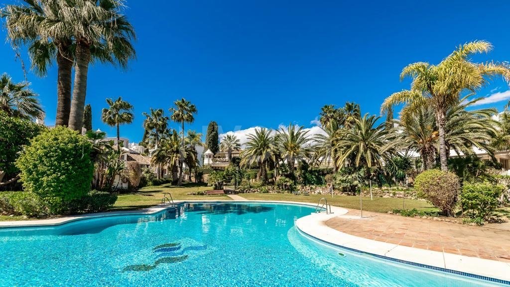 Fantástica casa adosada a 5 minutos andando del mar en Bahía de Marbella, Marbella Este