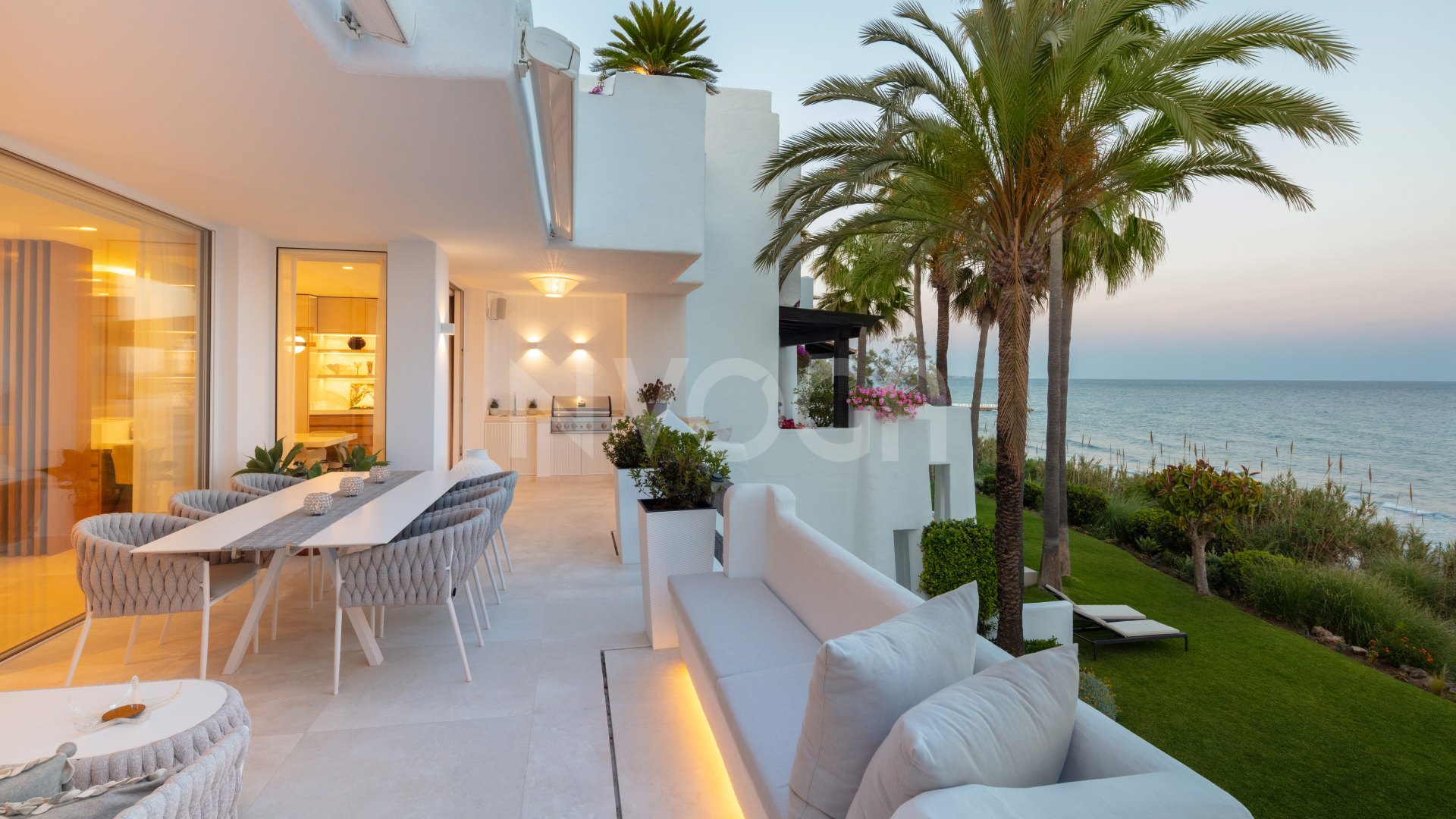 Lujoso ático dúplex en primera línea de playa en la Milla de Oro, Marbella