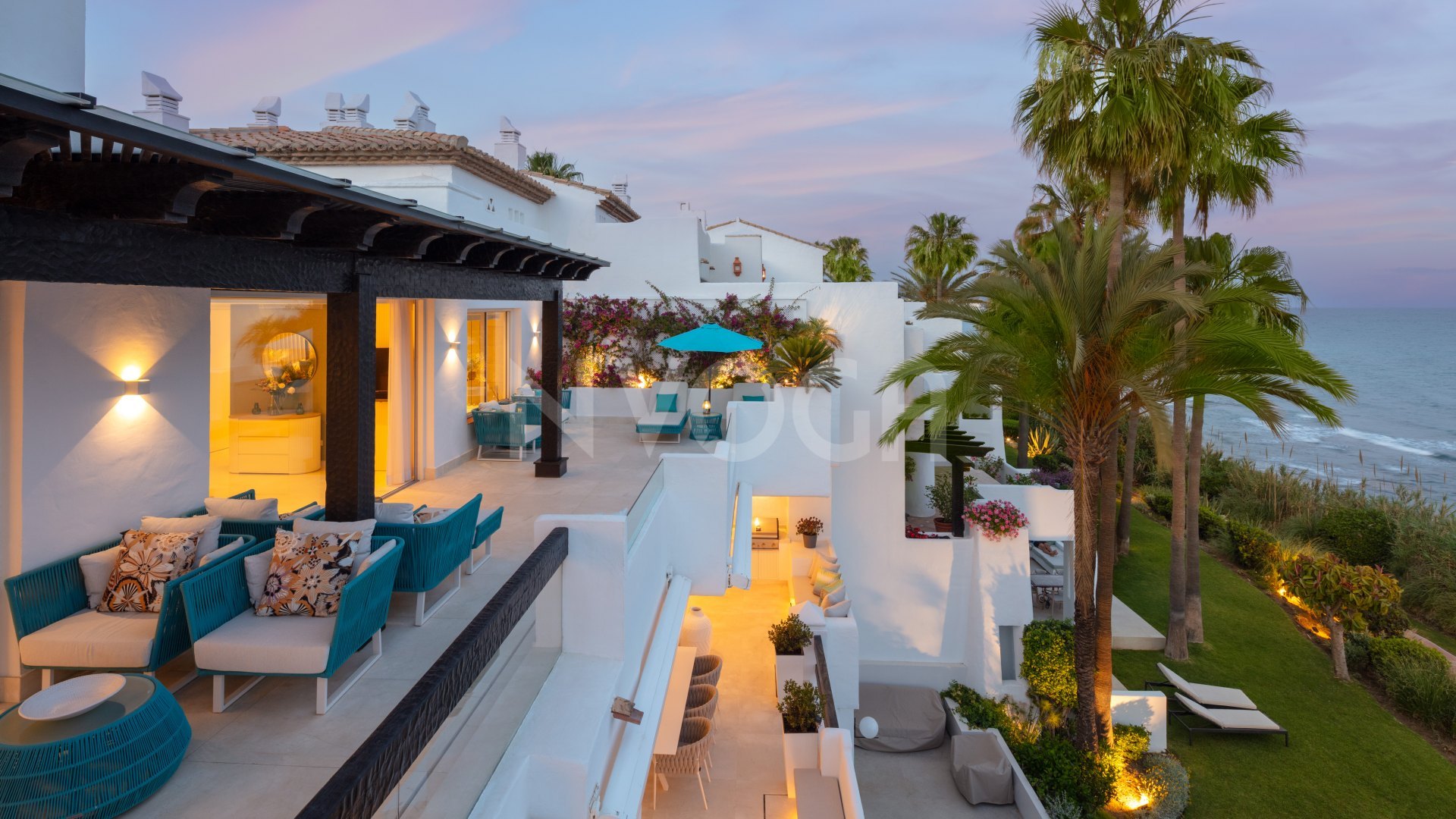 Lujoso ático dúplex en primera línea de playa en la Milla de Oro, Marbella