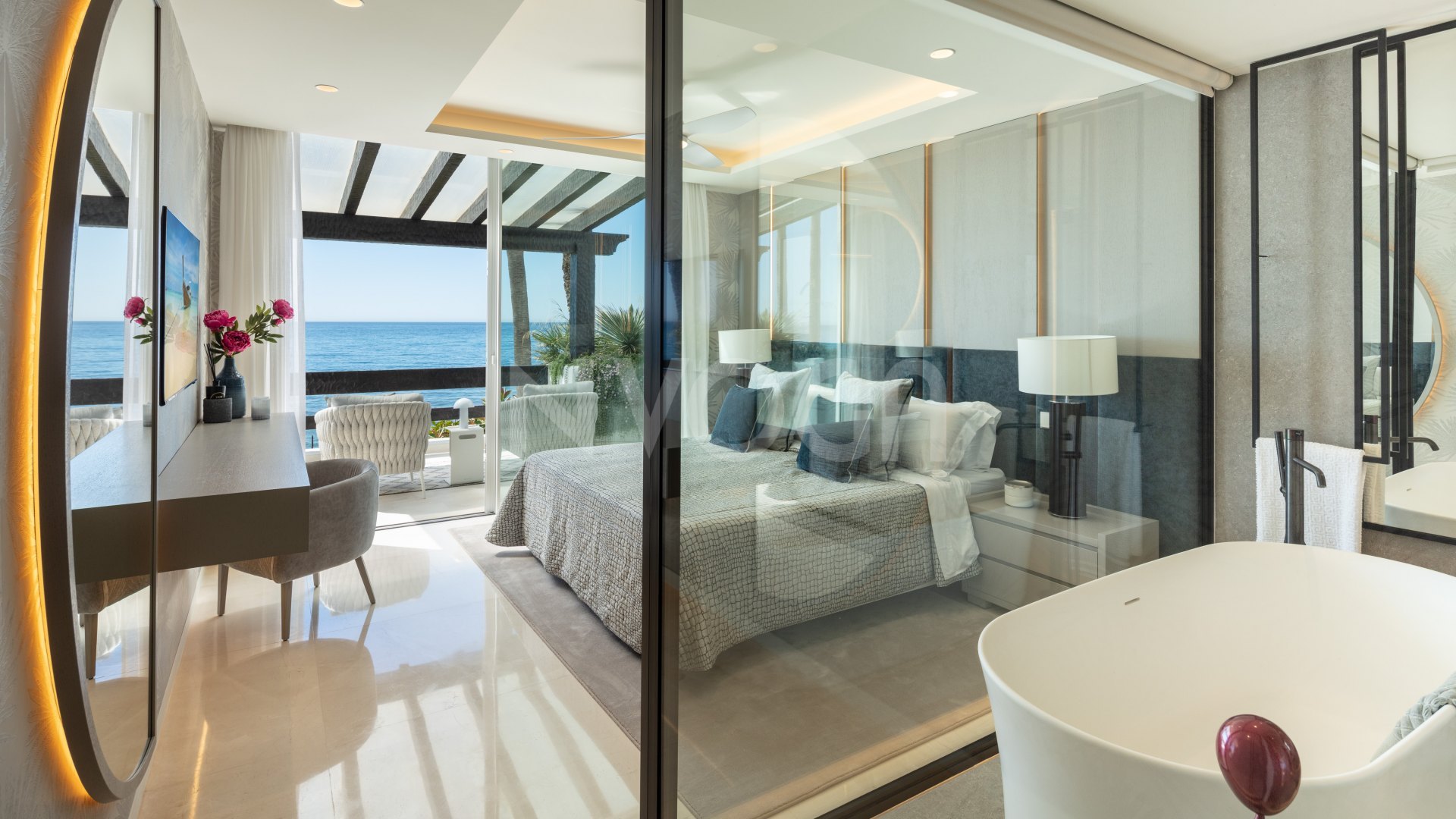 Lujoso ático dúplex en primera línea de playa en la Milla de Oro, Marbella
