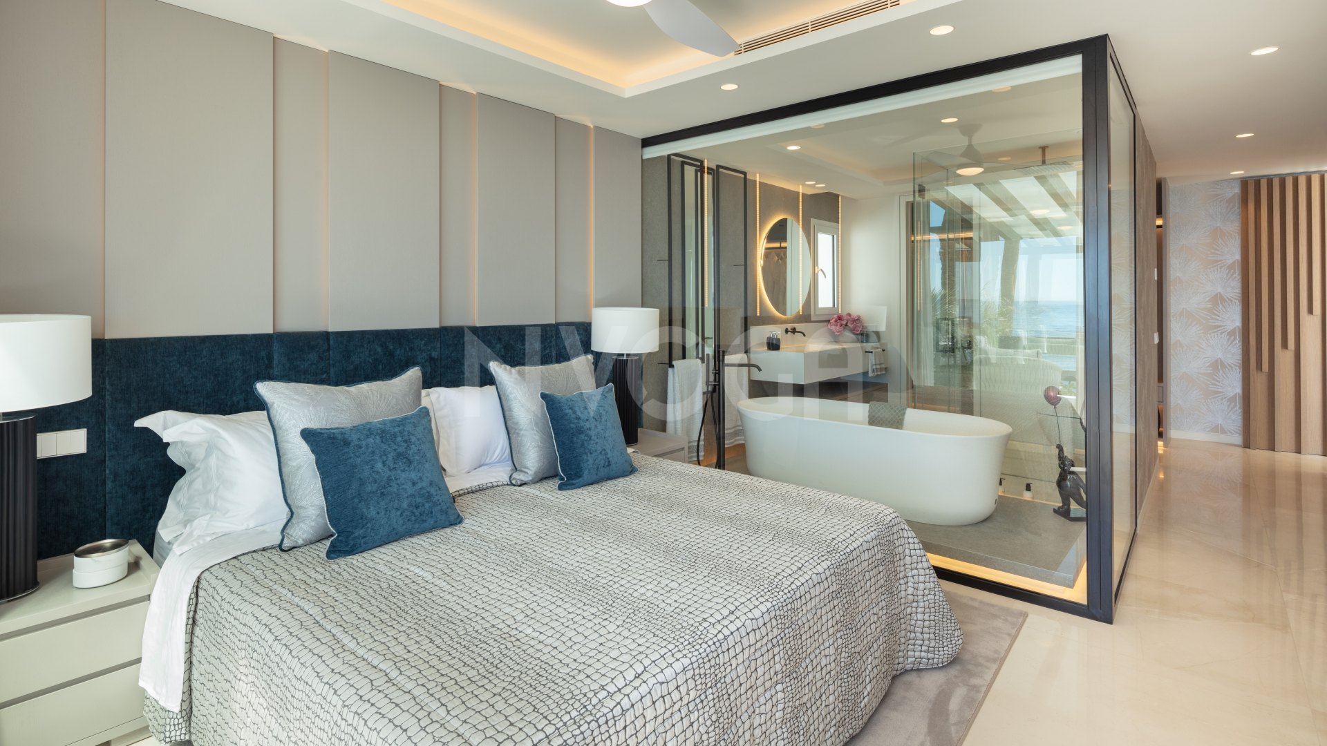 Lujoso ático dúplex en primera línea de playa en la Milla de Oro, Marbella
