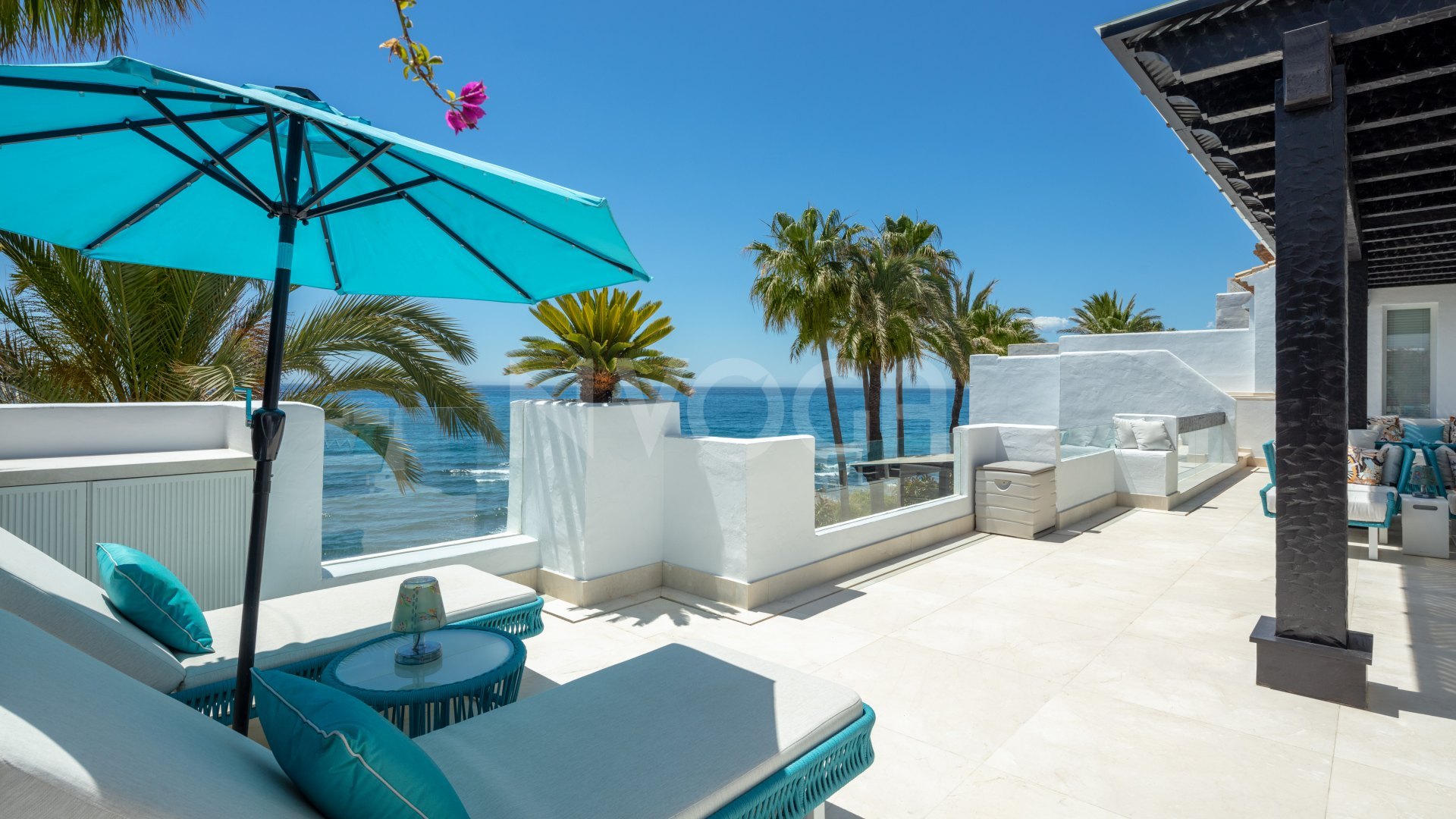 Lujoso ático dúplex en primera línea de playa en la Milla de Oro, Marbella