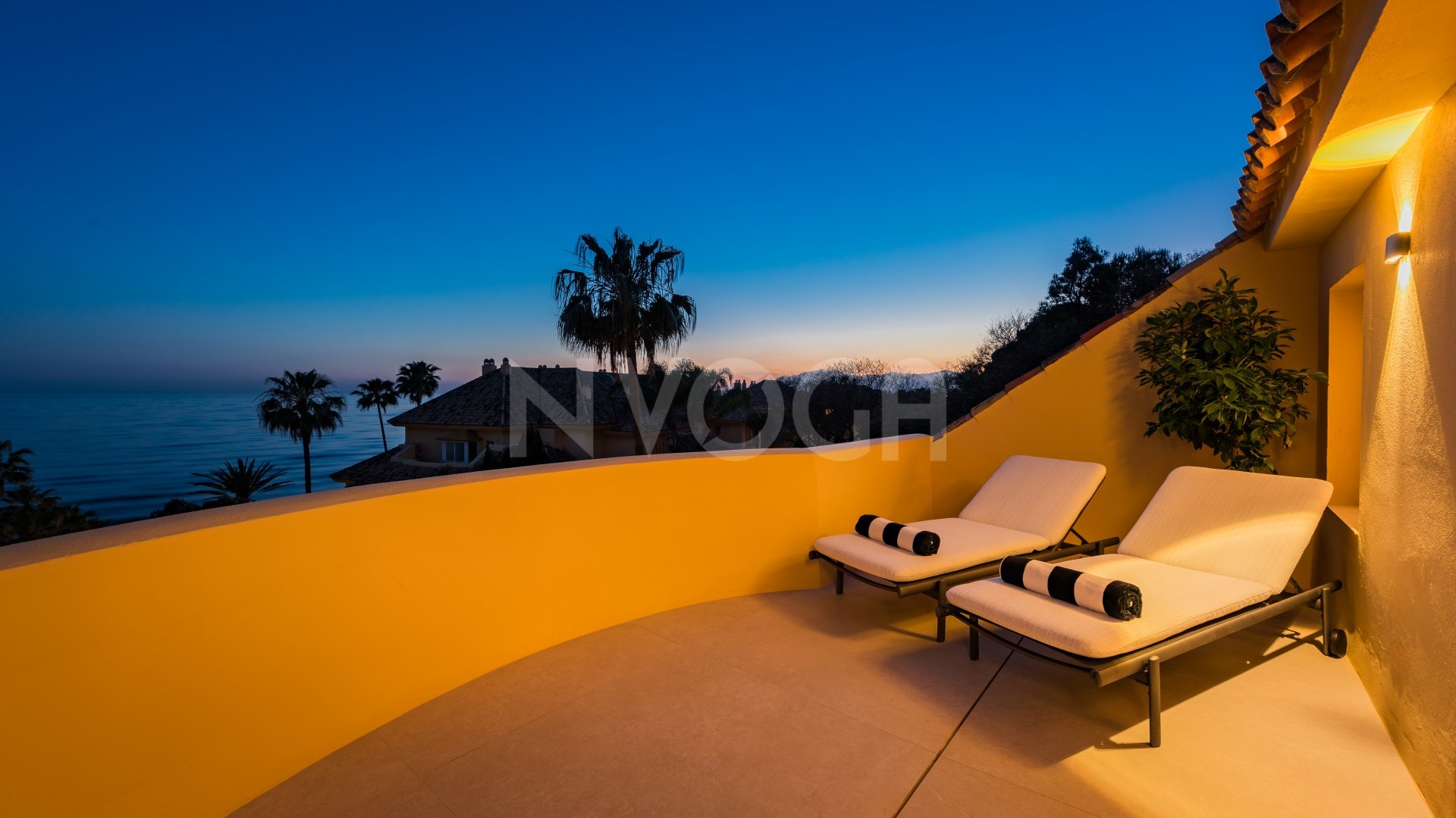 Stunning duplex penthouse, front line beach located in Rio Real