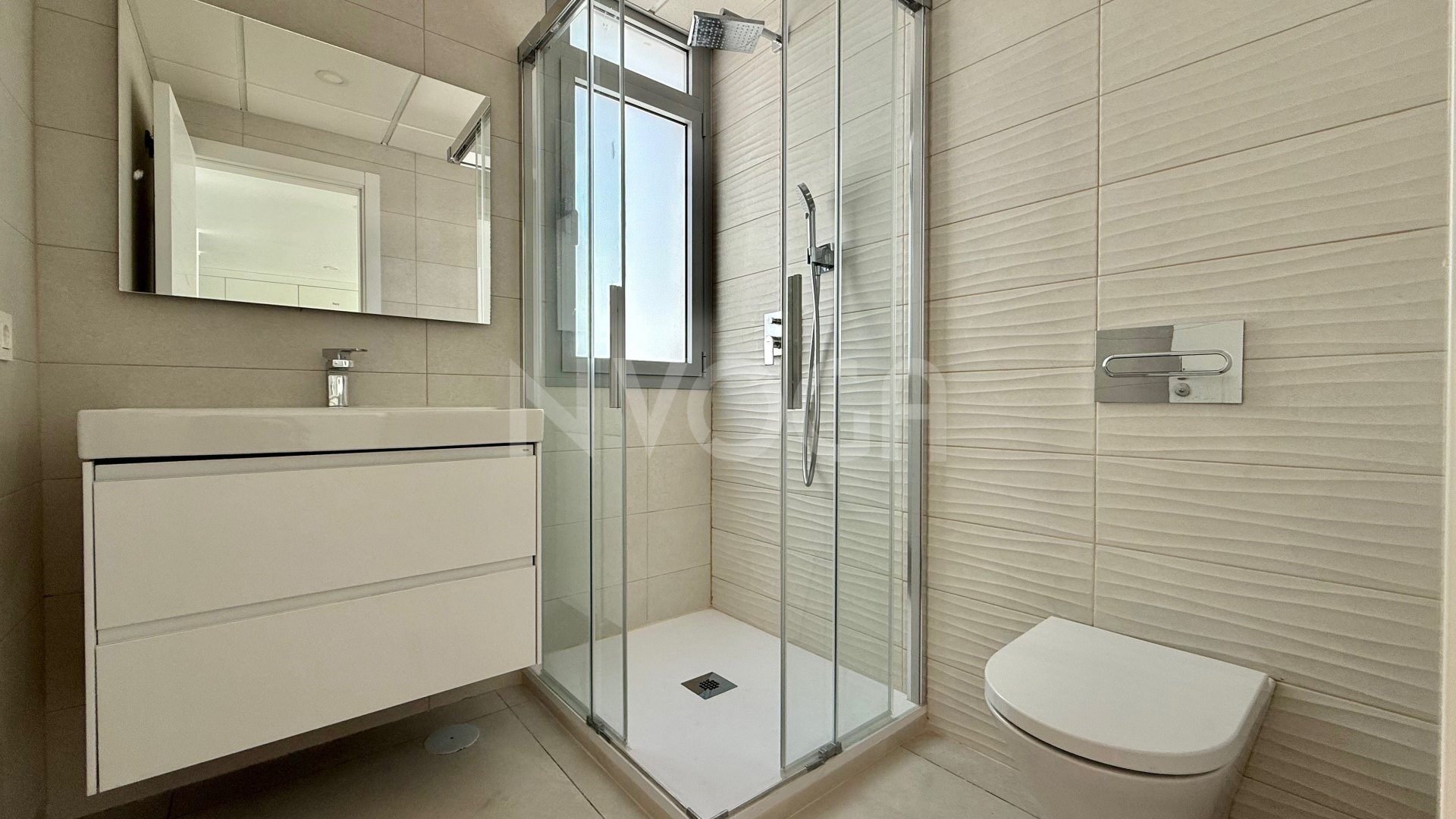 Spectacular brand new flat, ready to move in!
