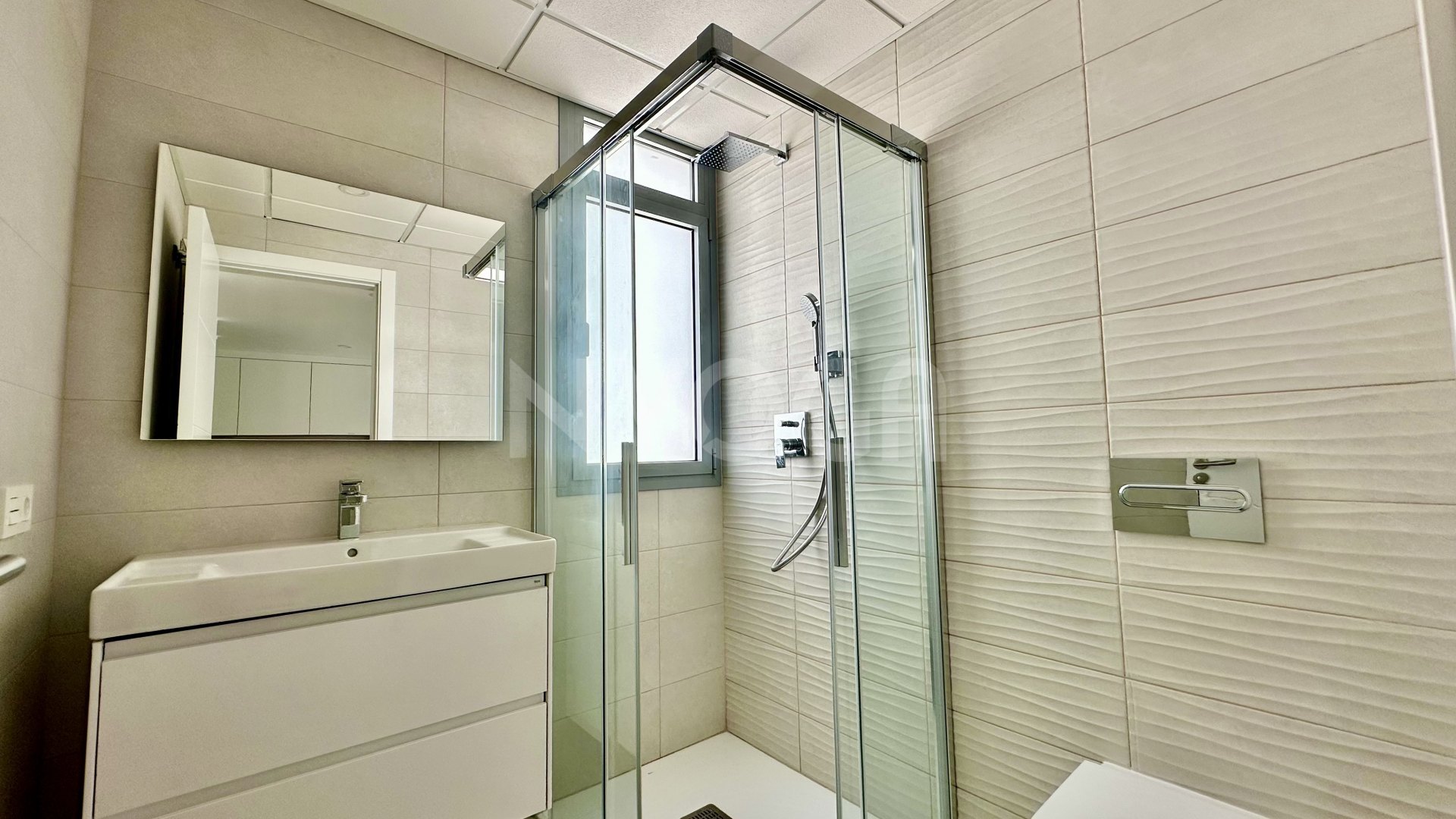 Spectacular brand new flat, ready to move in!