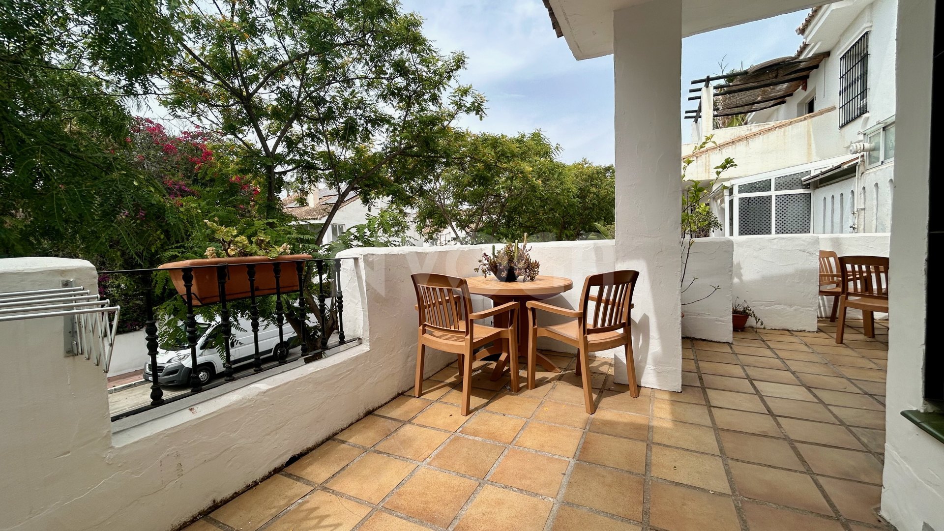 Dream location in this wonderful flat in Los Naranjos, Marbella.