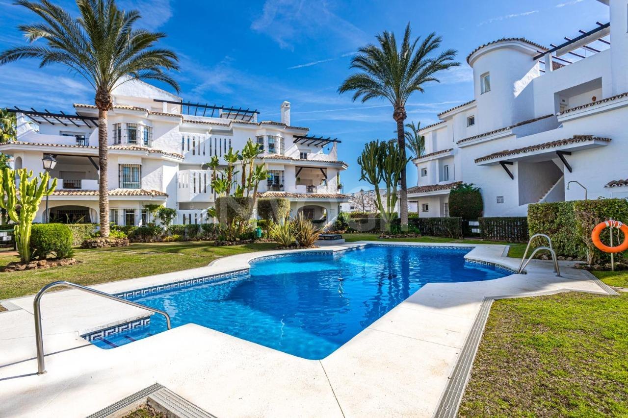 Dream location in this wonderful flat in Los Naranjos, Marbella.