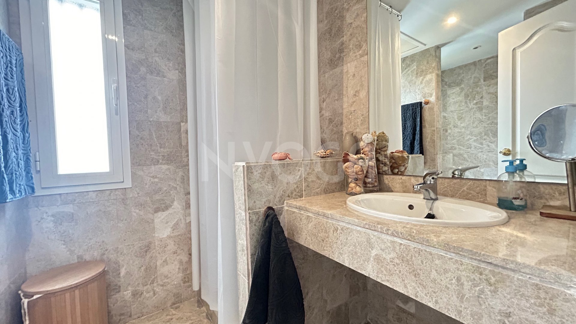Dream location in this wonderful flat in Los Naranjos, Marbella.