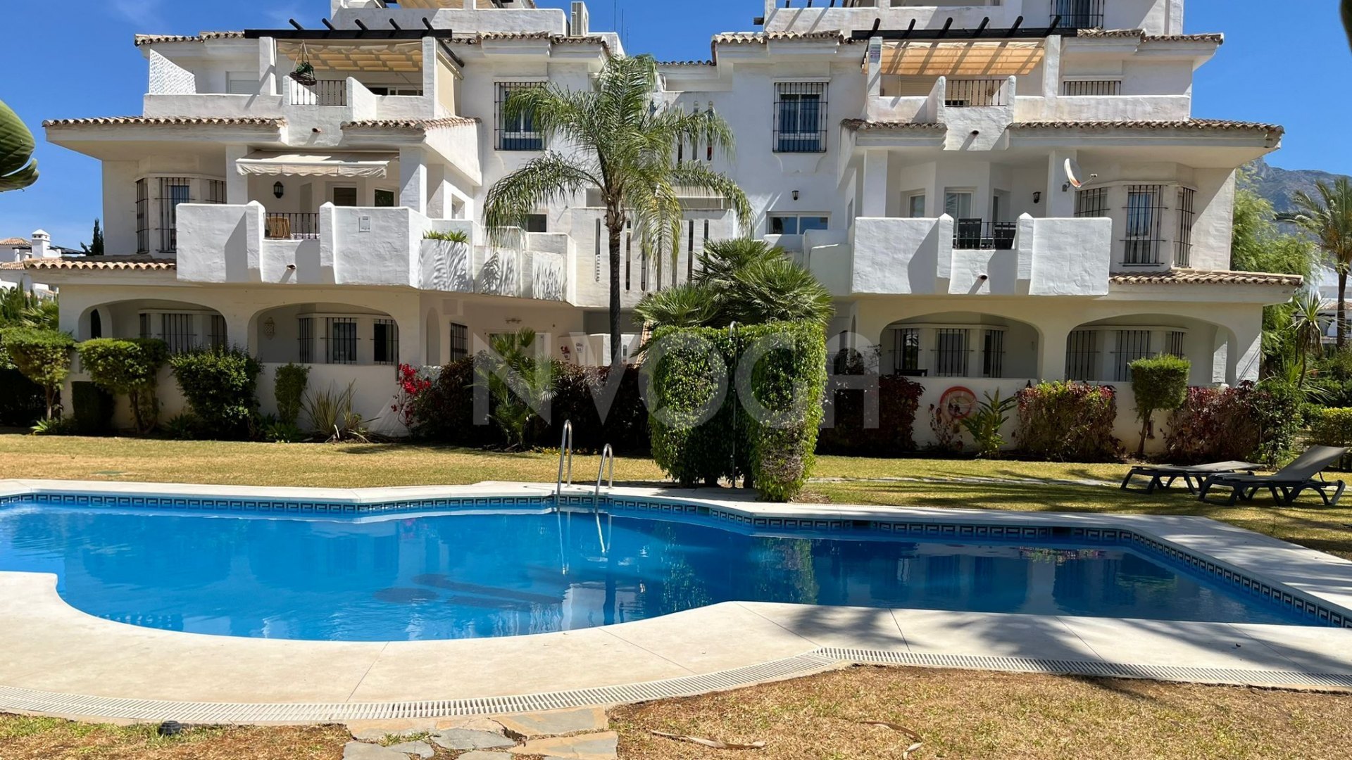 Dream location in this wonderful flat in Los Naranjos, Marbella.