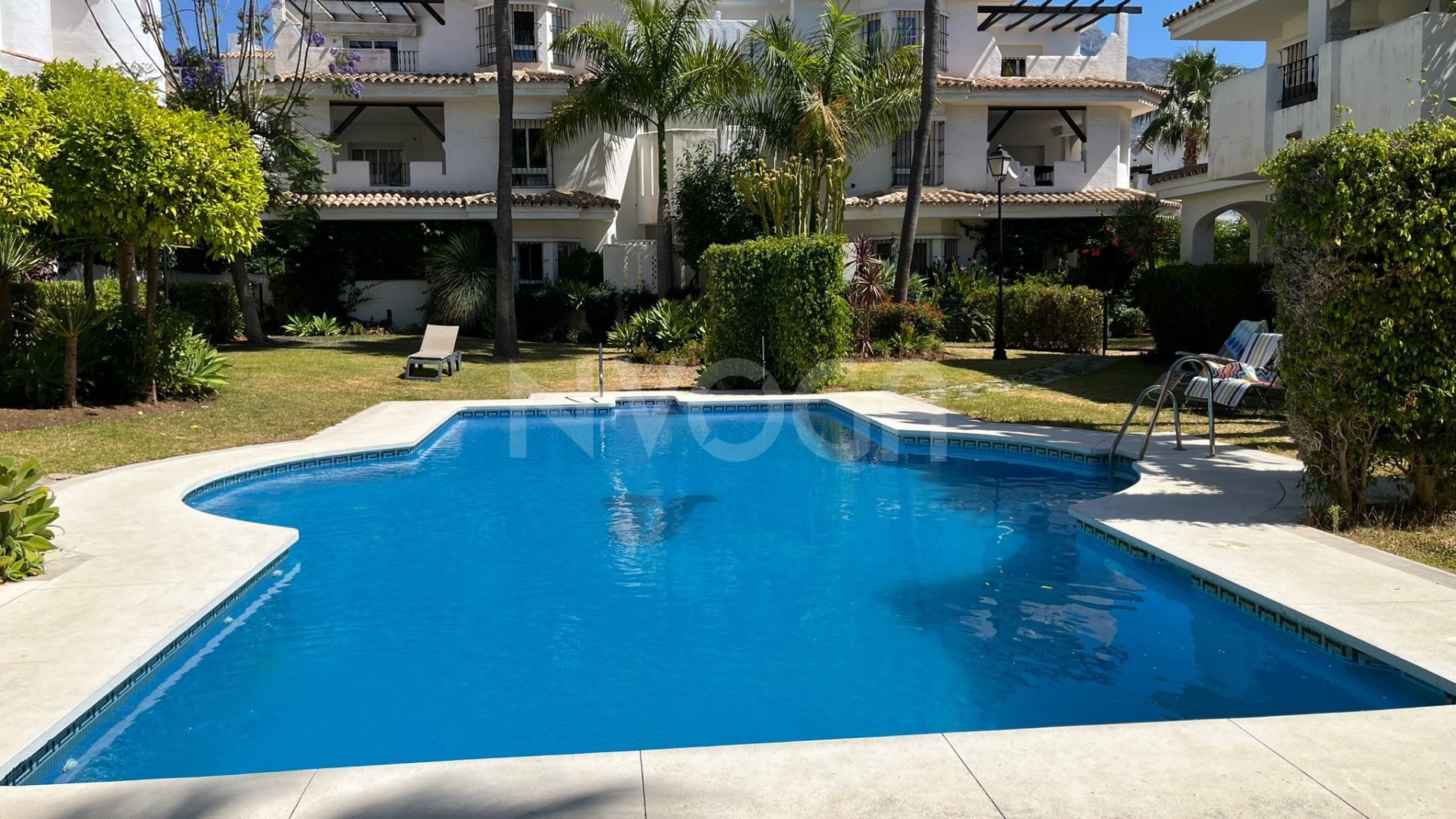 Dream location in this wonderful flat in Los Naranjos, Marbella.