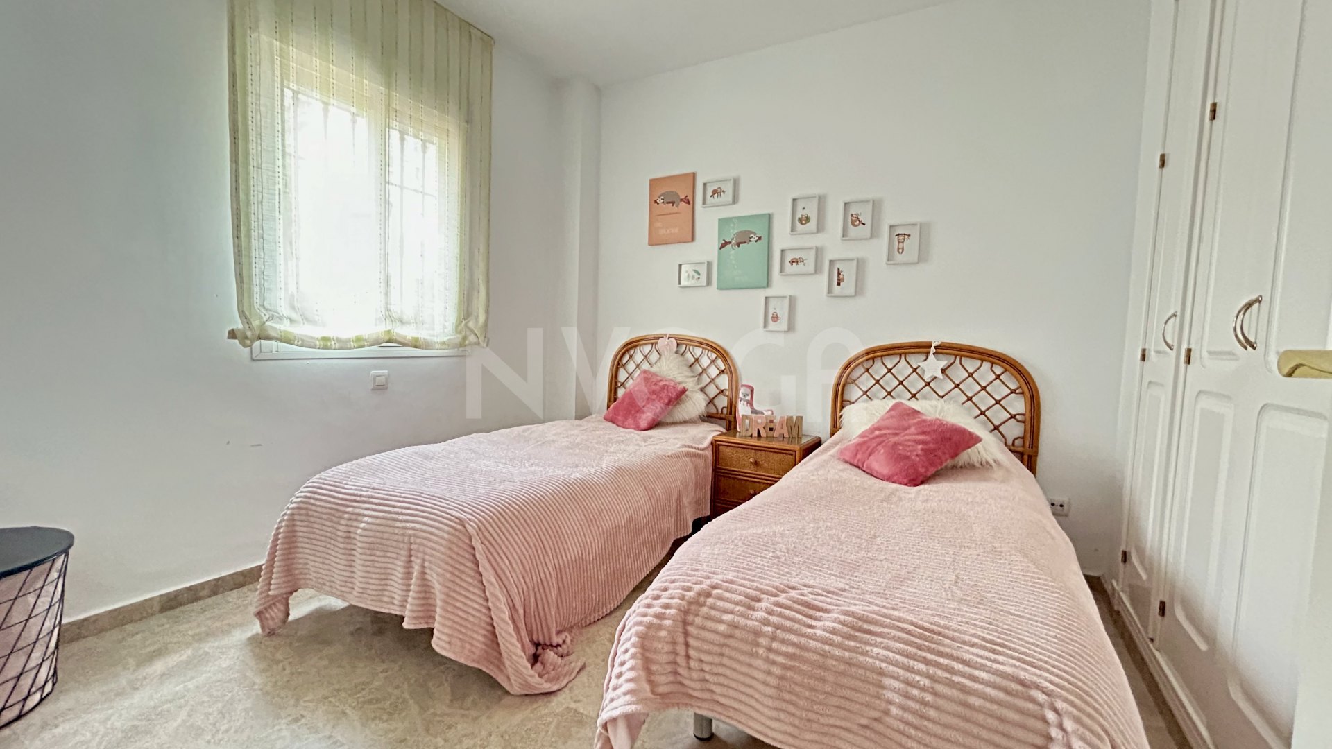 Dream location in this wonderful flat in Los Naranjos, Marbella.