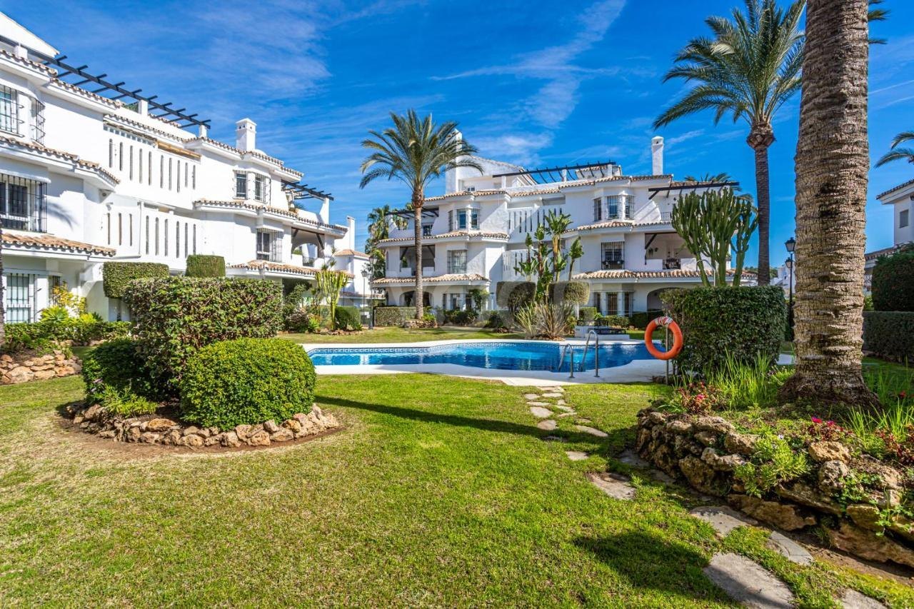 Dream location in this wonderful flat in Los Naranjos, Marbella.