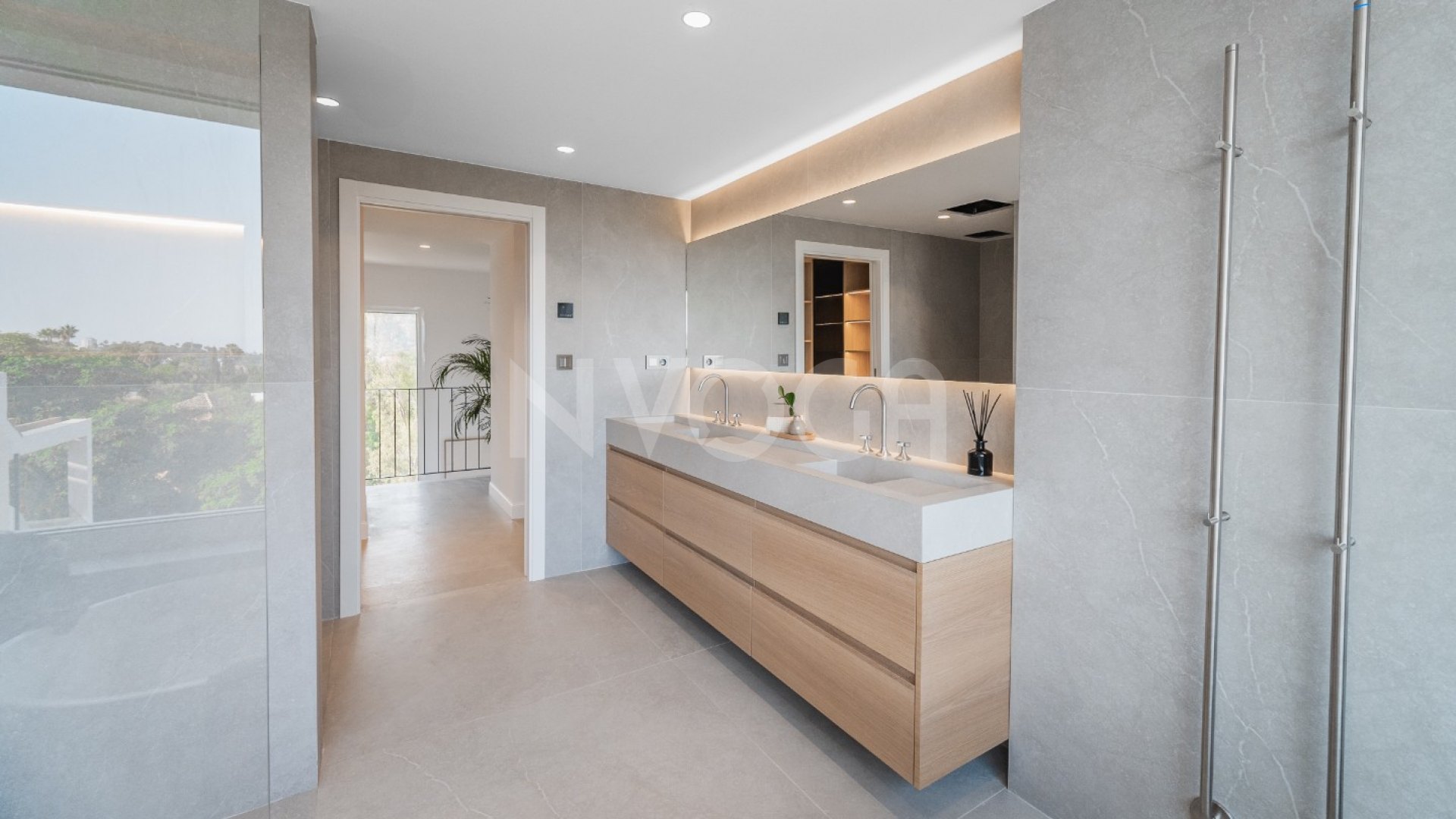 Exclusivo Dúplex Penthouse con Vistas Panorámicas Al Mar y Montaña en Nueva Andalucía