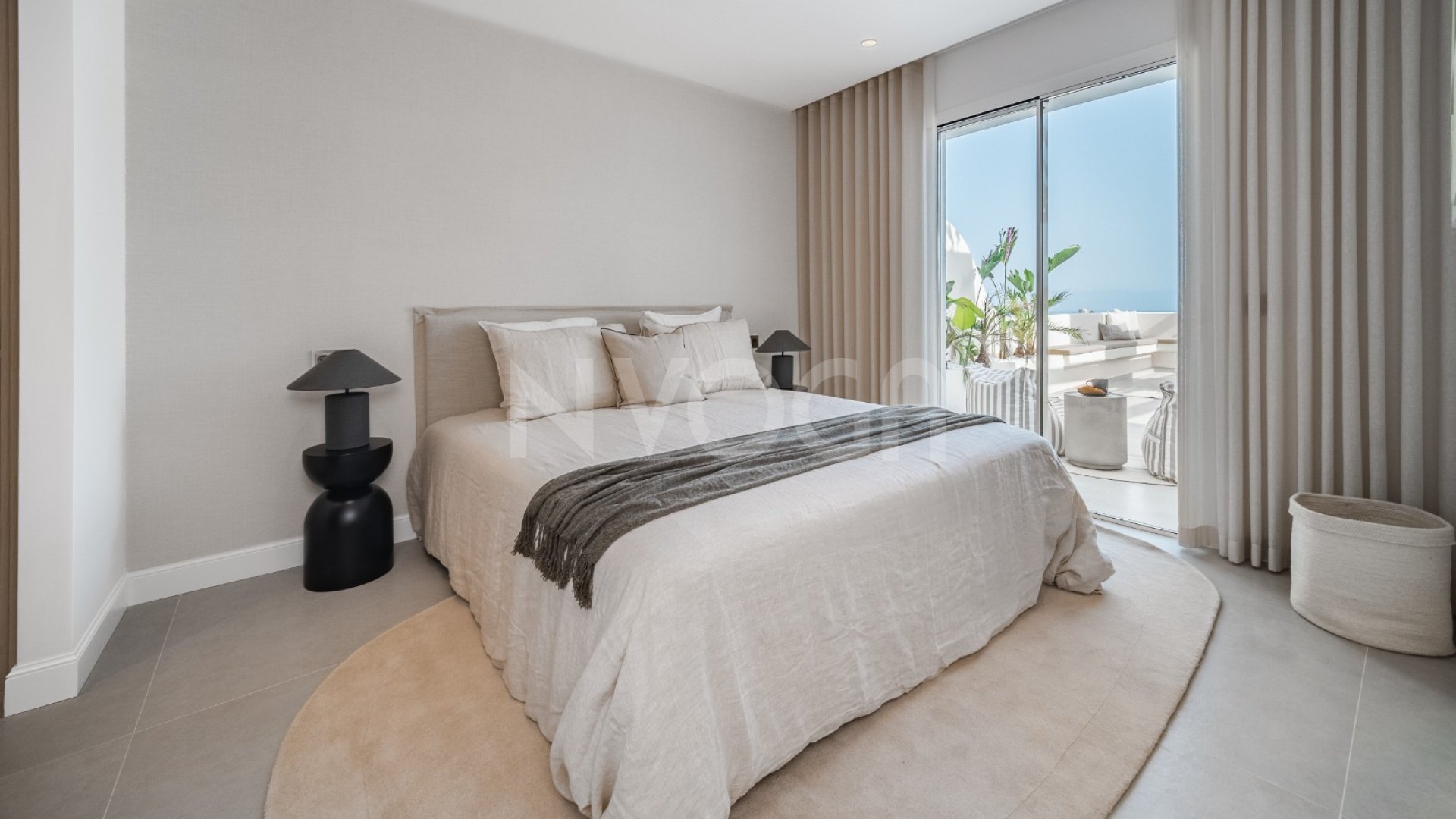 Exclusivo Dúplex Penthouse con Vistas Panorámicas Al Mar y Montaña en Nueva Andalucía