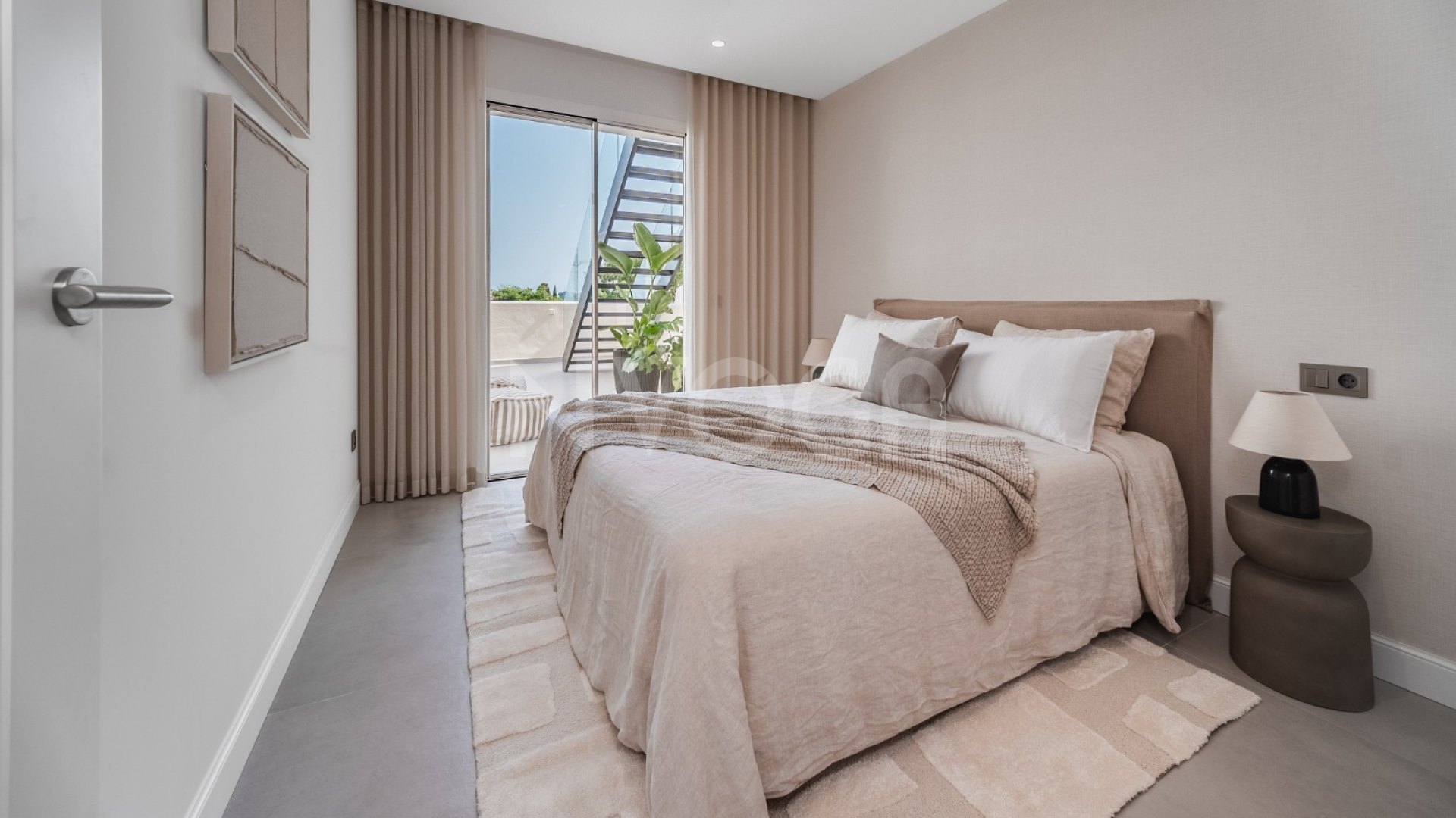 Exclusivo Dúplex Penthouse con Vistas Panorámicas Al Mar y Montaña en Nueva Andalucía