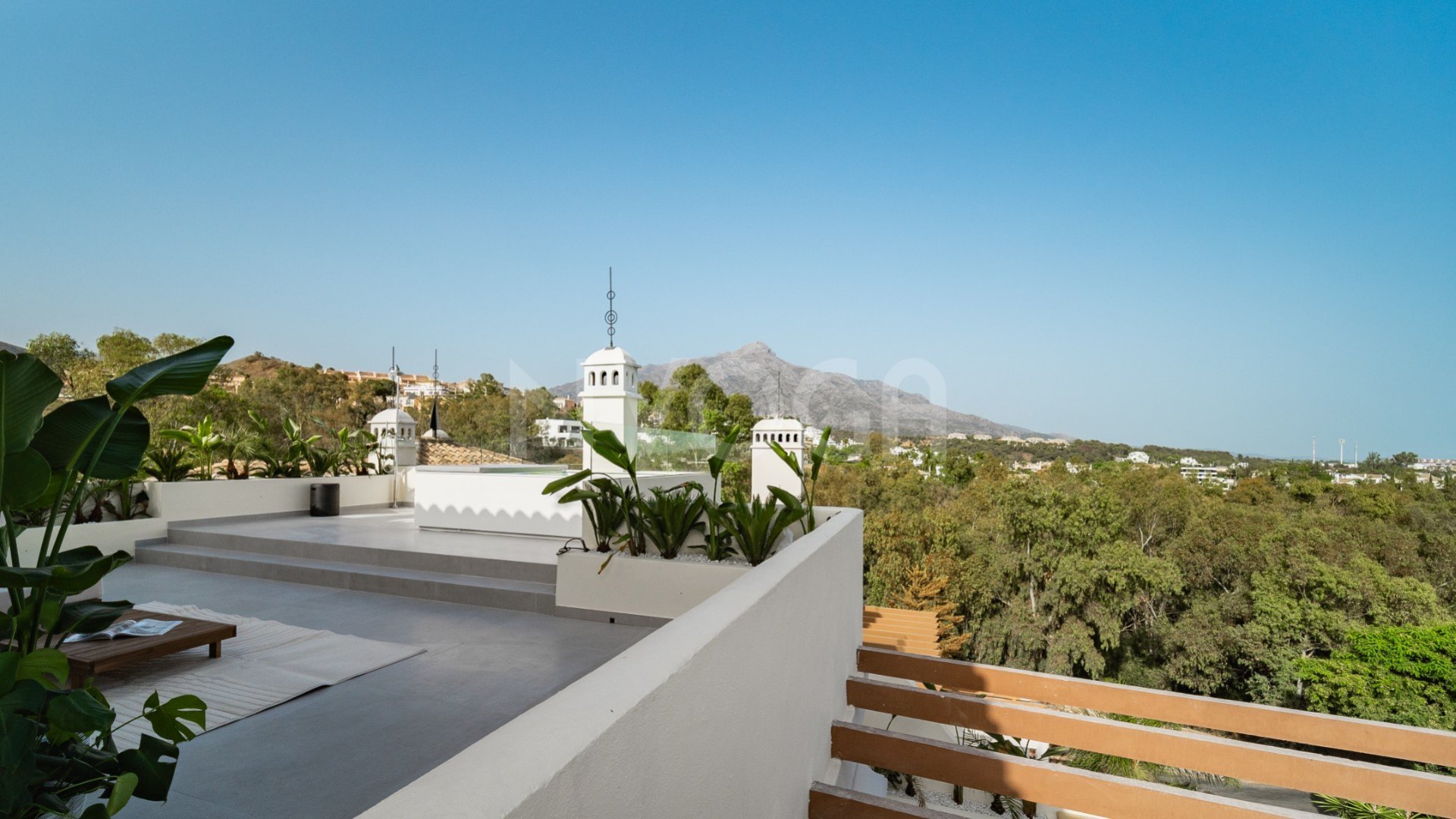 Exclusivo Dúplex Penthouse con Vistas Panorámicas Al Mar y Montaña en Nueva Andalucía