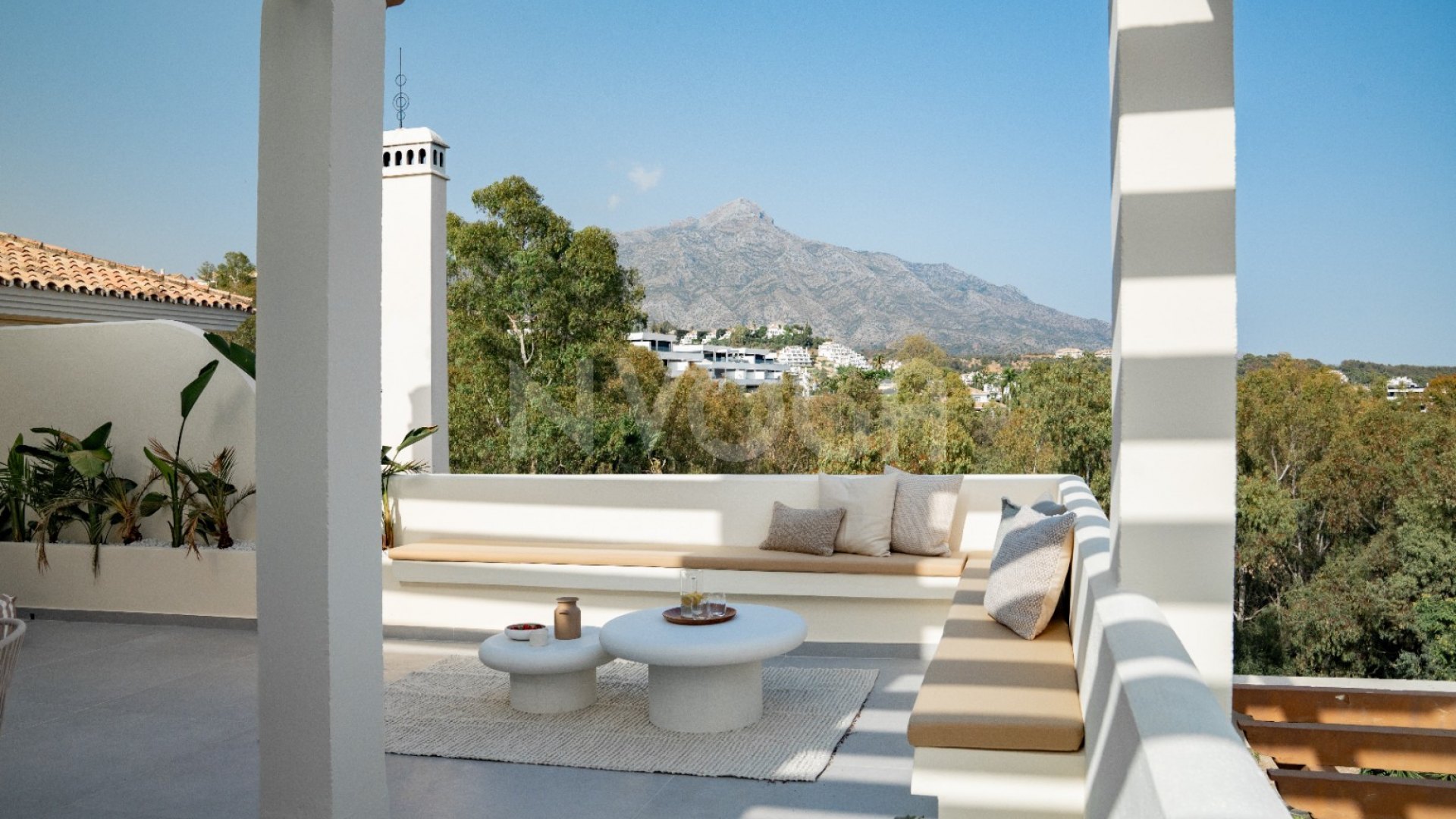 Exclusivo Dúplex Penthouse con Vistas Panorámicas Al Mar y Montaña en Nueva Andalucía
