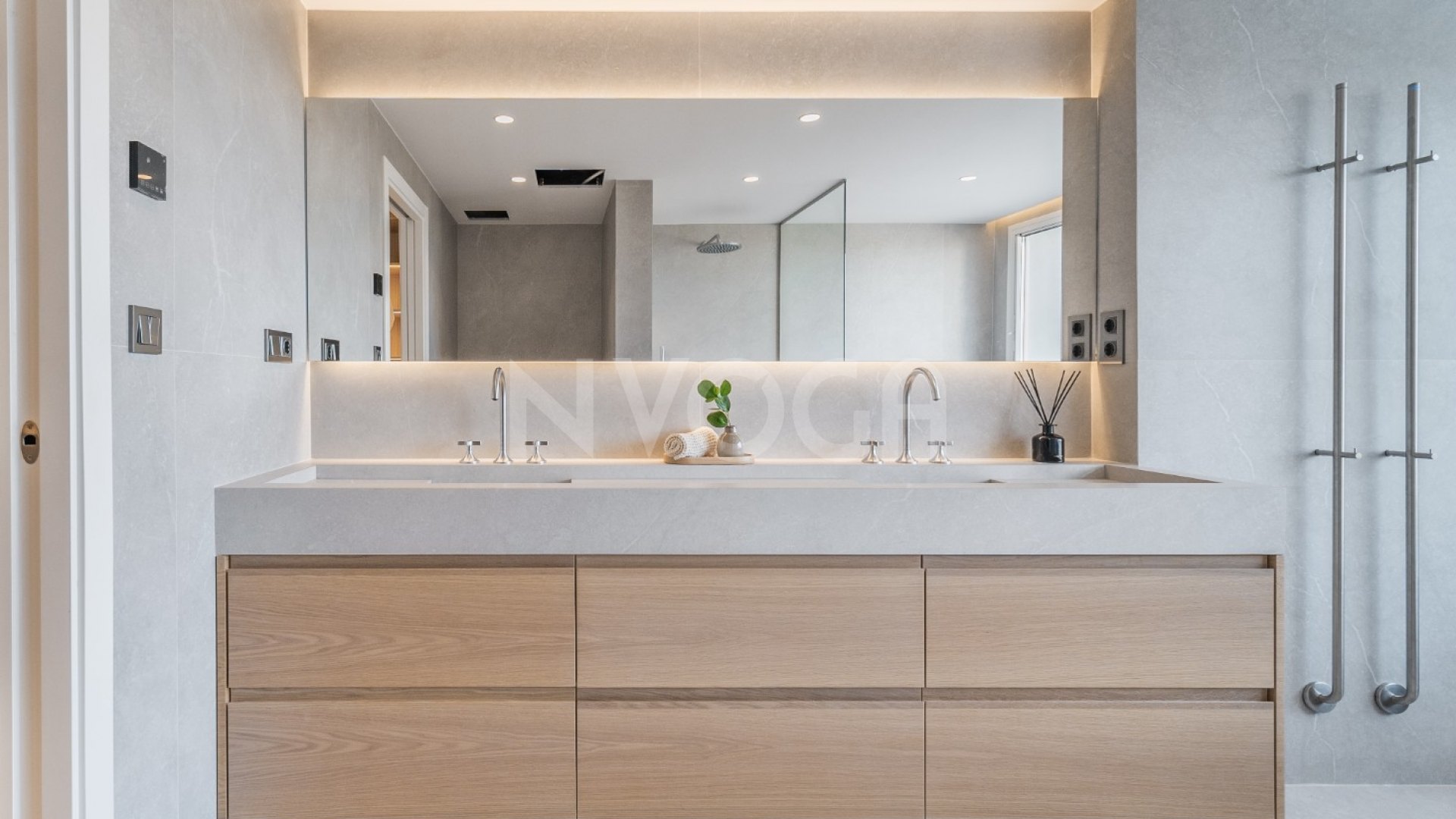 Exclusivo Dúplex Penthouse con Vistas Panorámicas Al Mar y Montaña en Nueva Andalucía