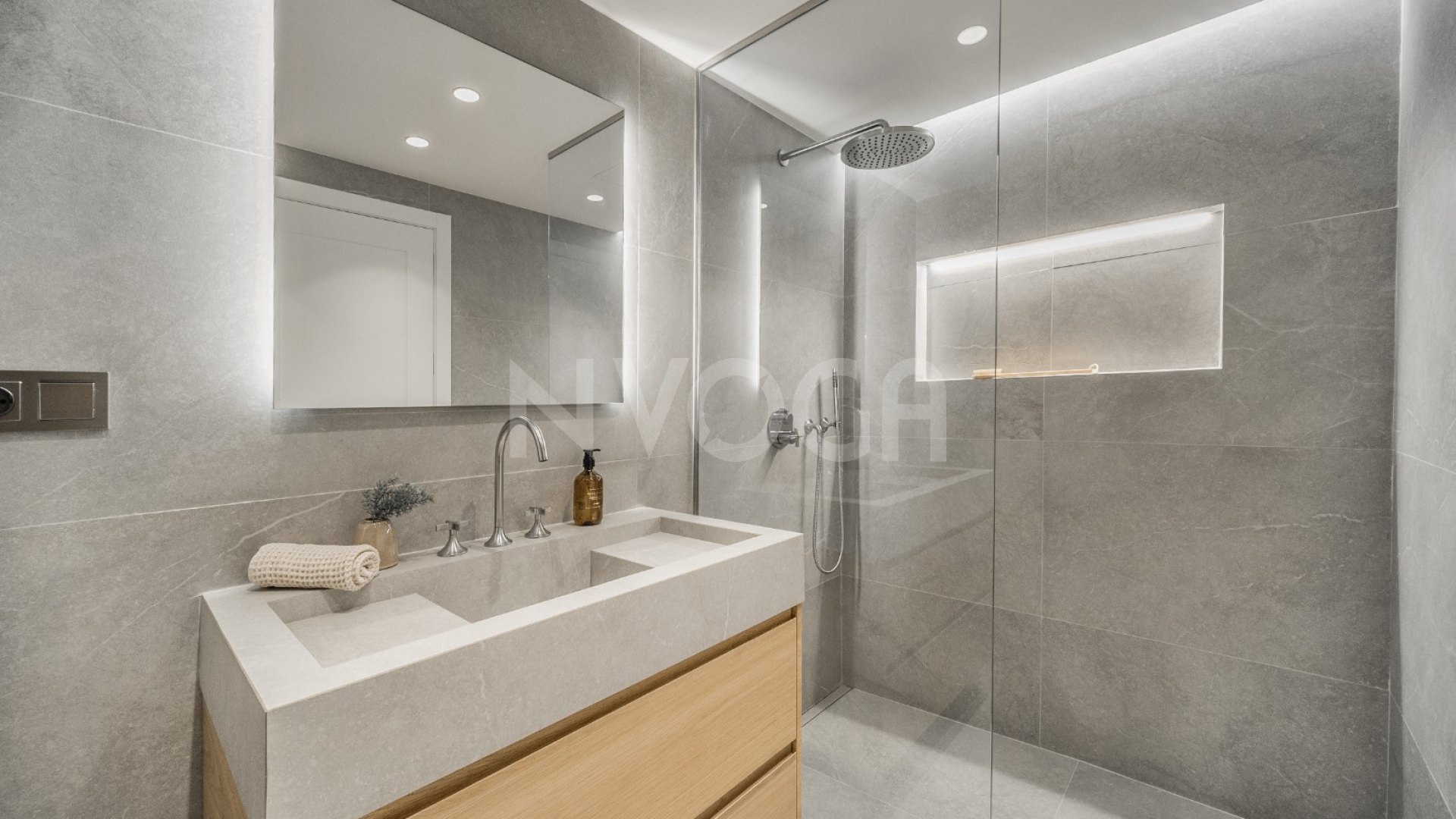 Exclusivo Dúplex Penthouse con Vistas Panorámicas Al Mar y Montaña en Nueva Andalucía