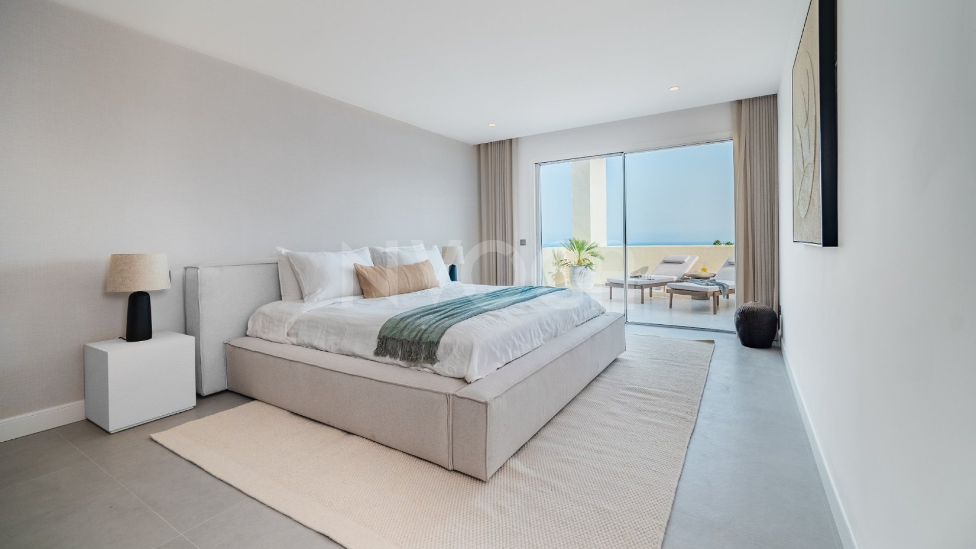 Exclusivo Dúplex Penthouse con Vistas Panorámicas Al Mar y Montaña en Nueva Andalucía