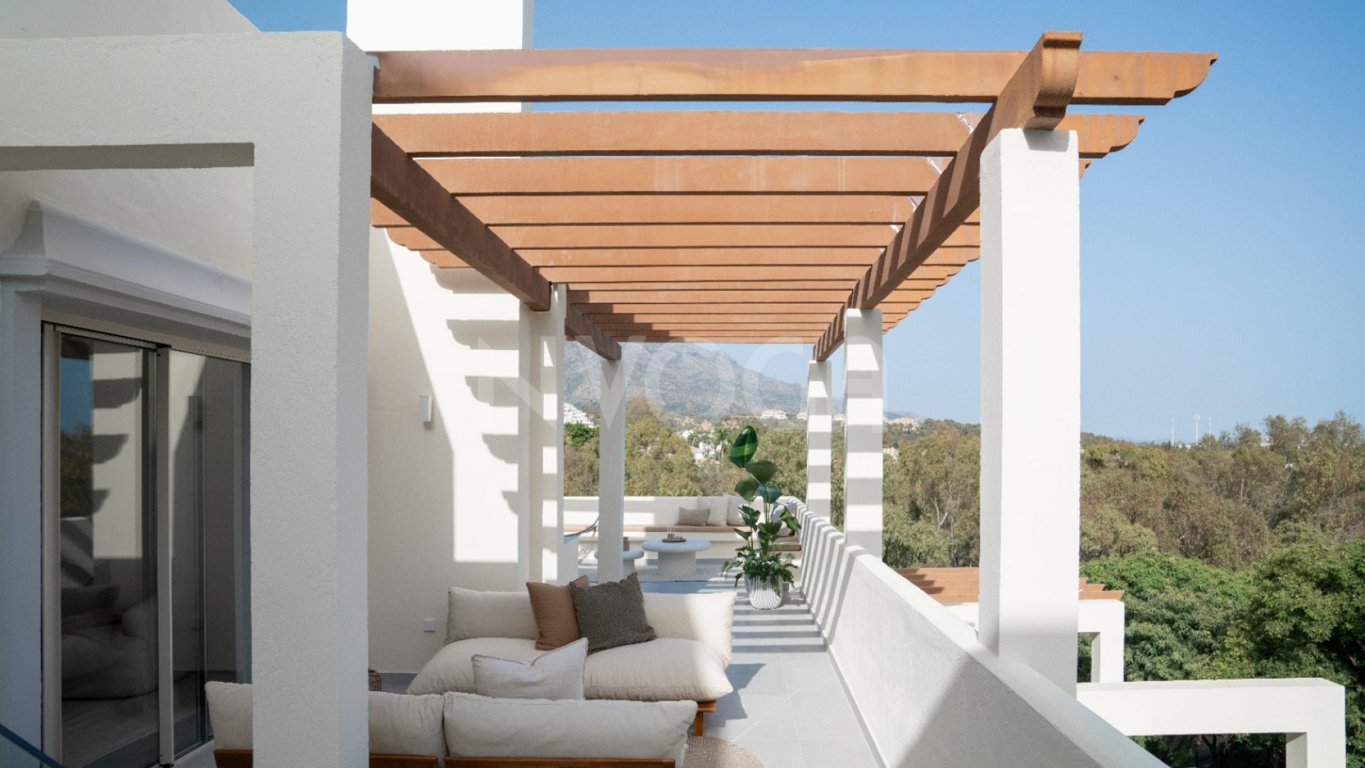 Exclusivo Dúplex Penthouse con Vistas Panorámicas Al Mar y Montaña en Nueva Andalucía