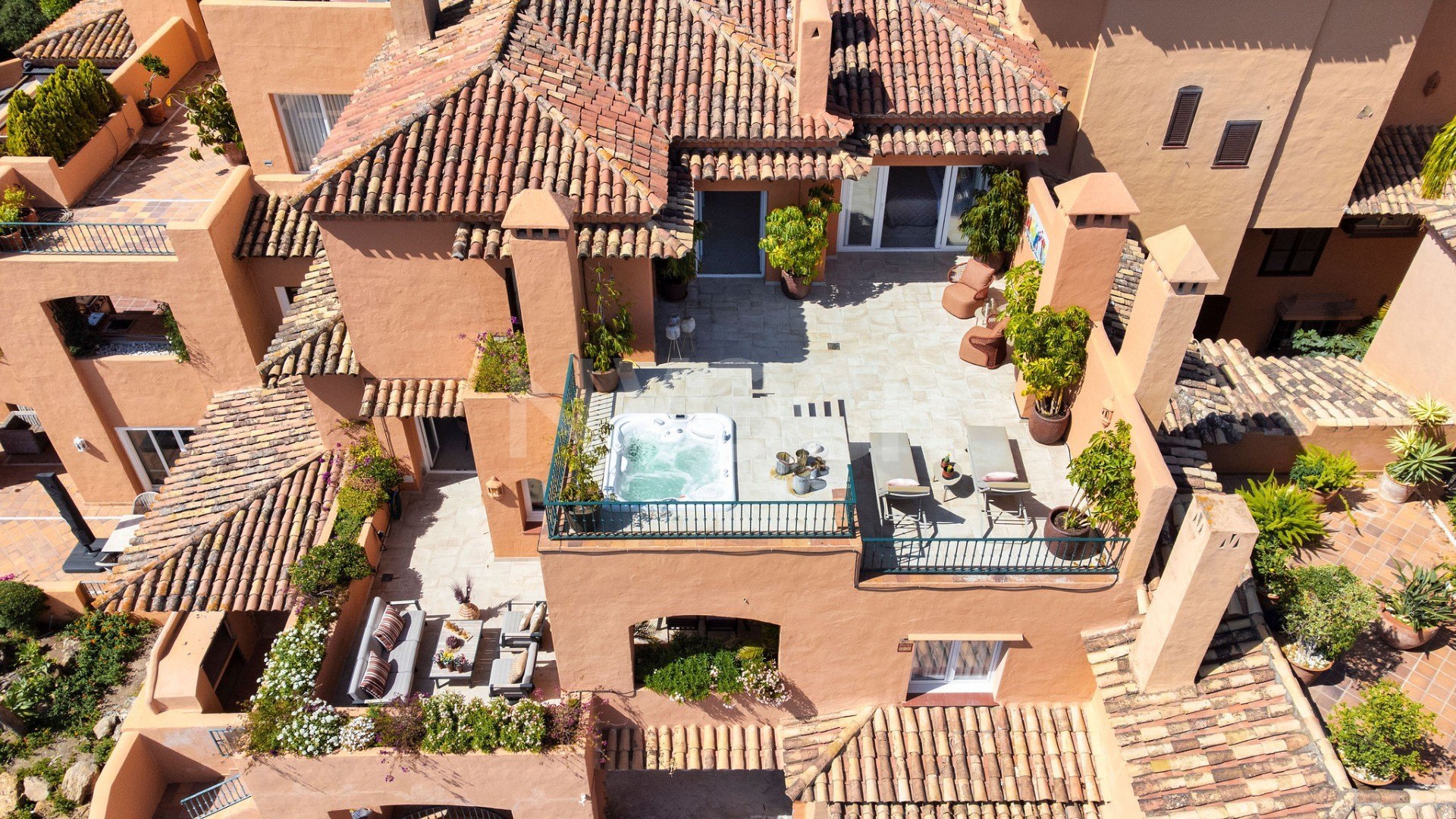Recently Refurbished Andalusian Style Penthouse with Sea Views in Nueva Andalucía